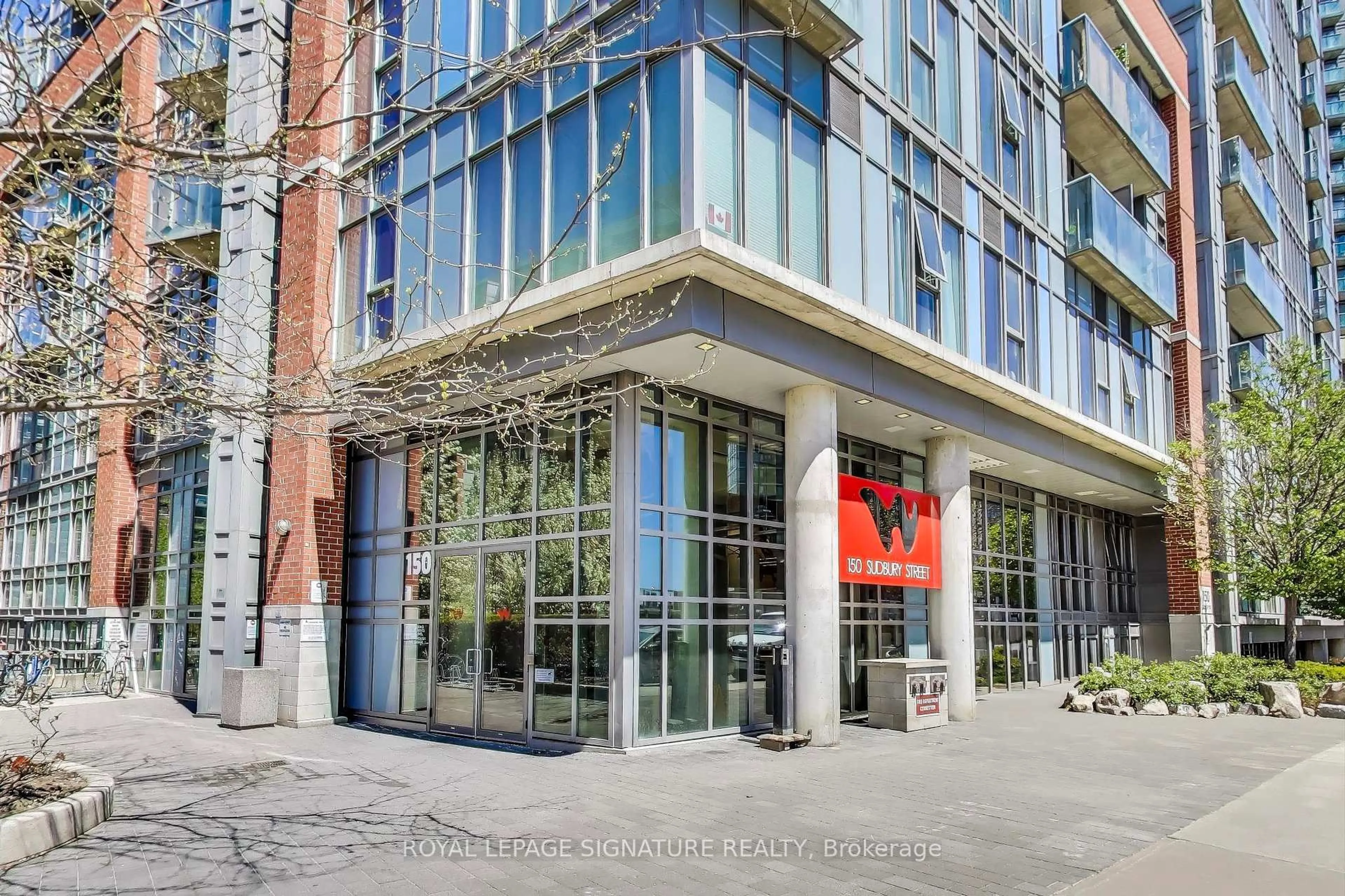 Indoor foyer for 150 Sudbury St #417, Toronto Ontario M6J 3S8