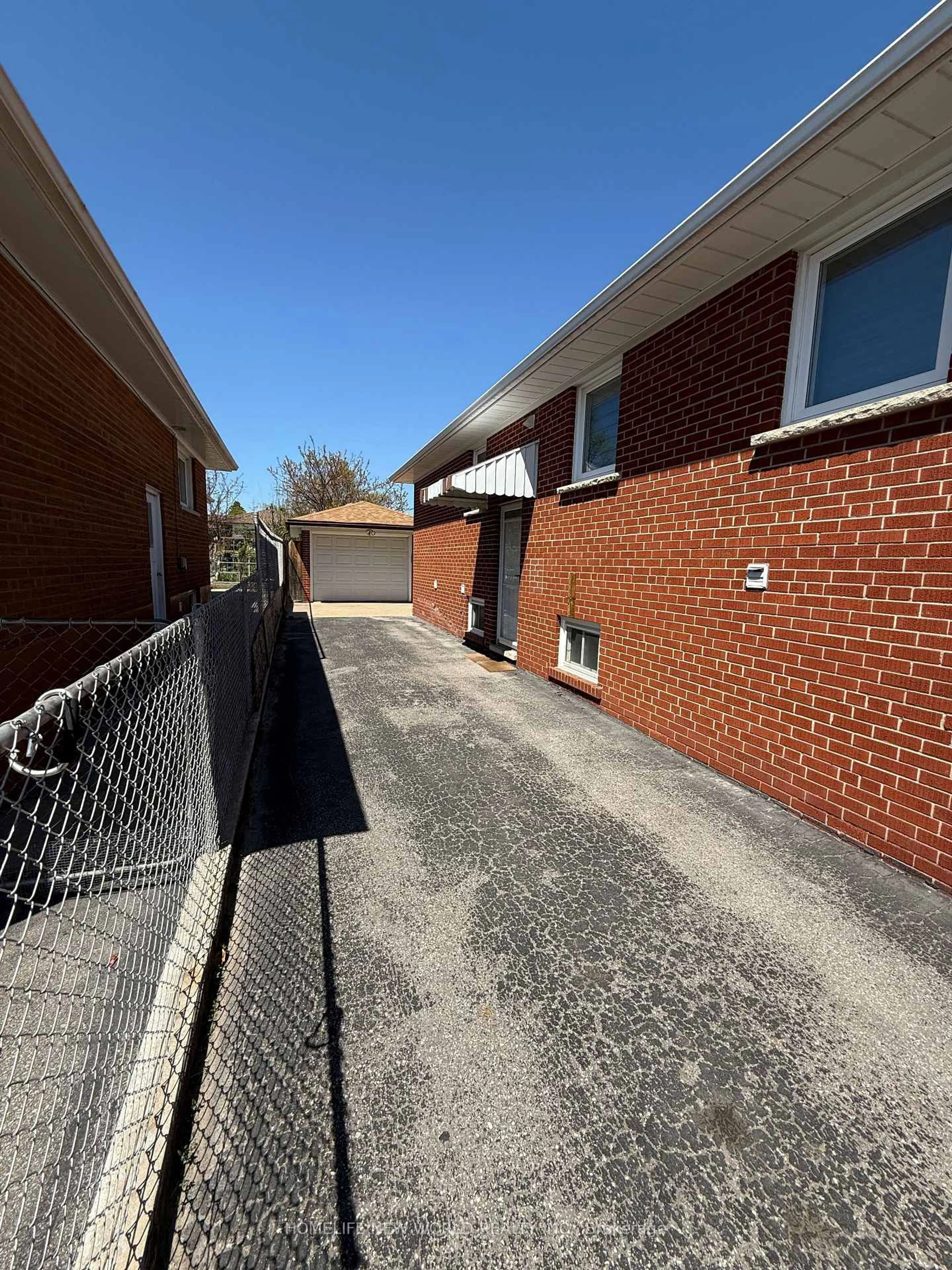 A pic from outside/outdoor area/front of a property/back of a property/a pic from drone, street for 98 Newton Dr, Toronto Ontario M2M 2N1