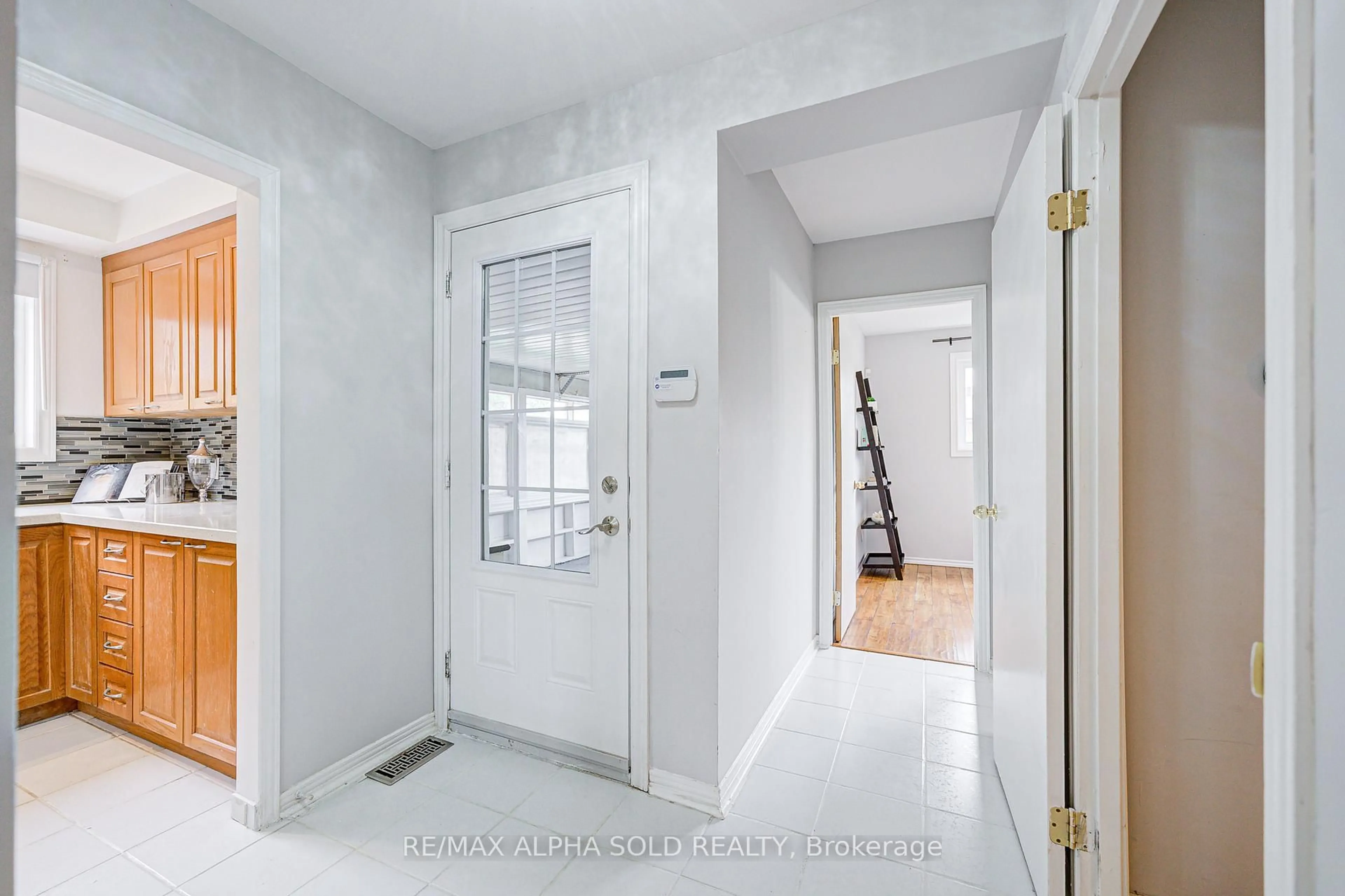 Indoor entryway for 70 Clydesdale Dr, Toronto Ontario M2J 3N2