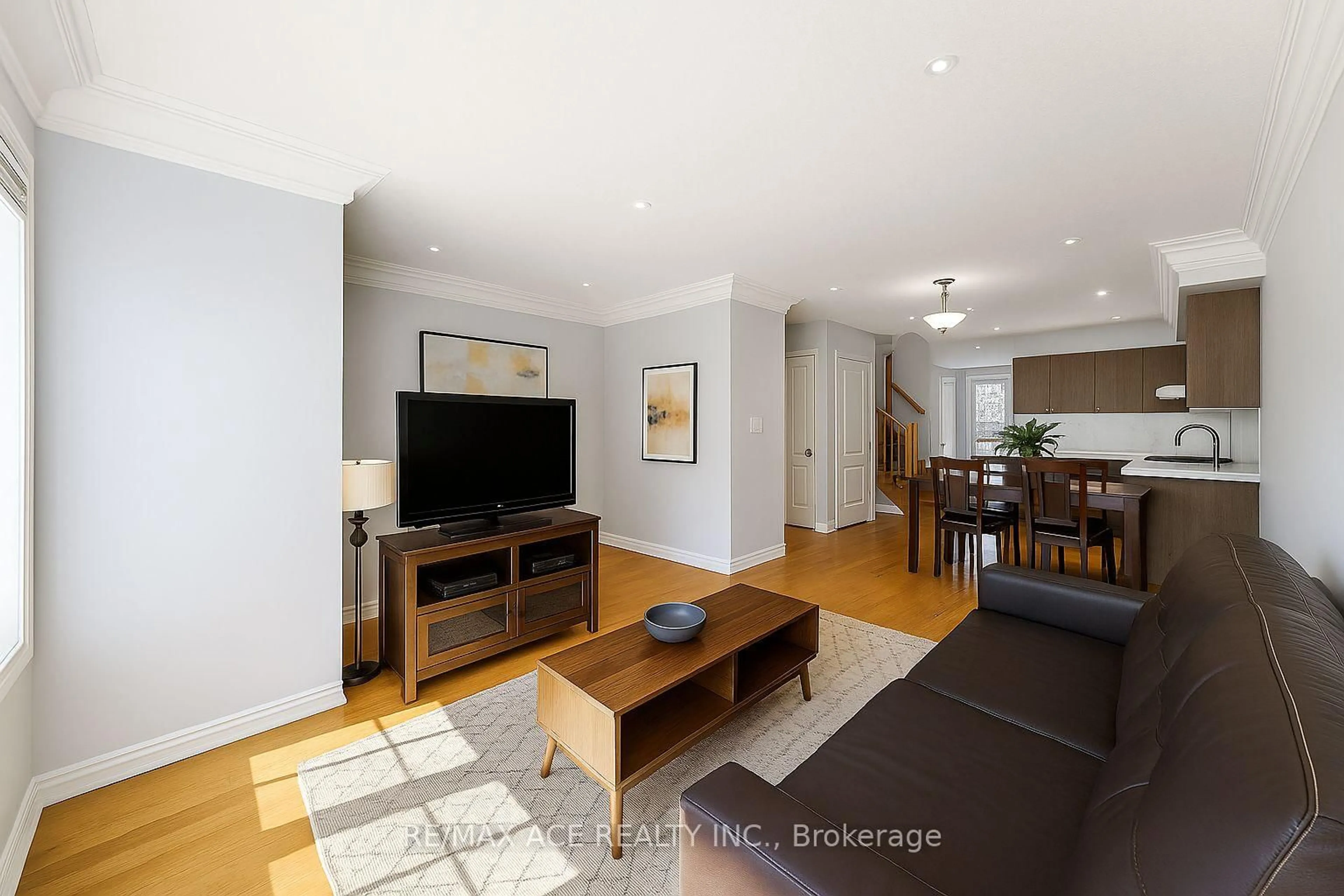 Living room with furniture, wood/laminate floor for 5 Rodeo Crt, Toronto Ontario M2M 4M3