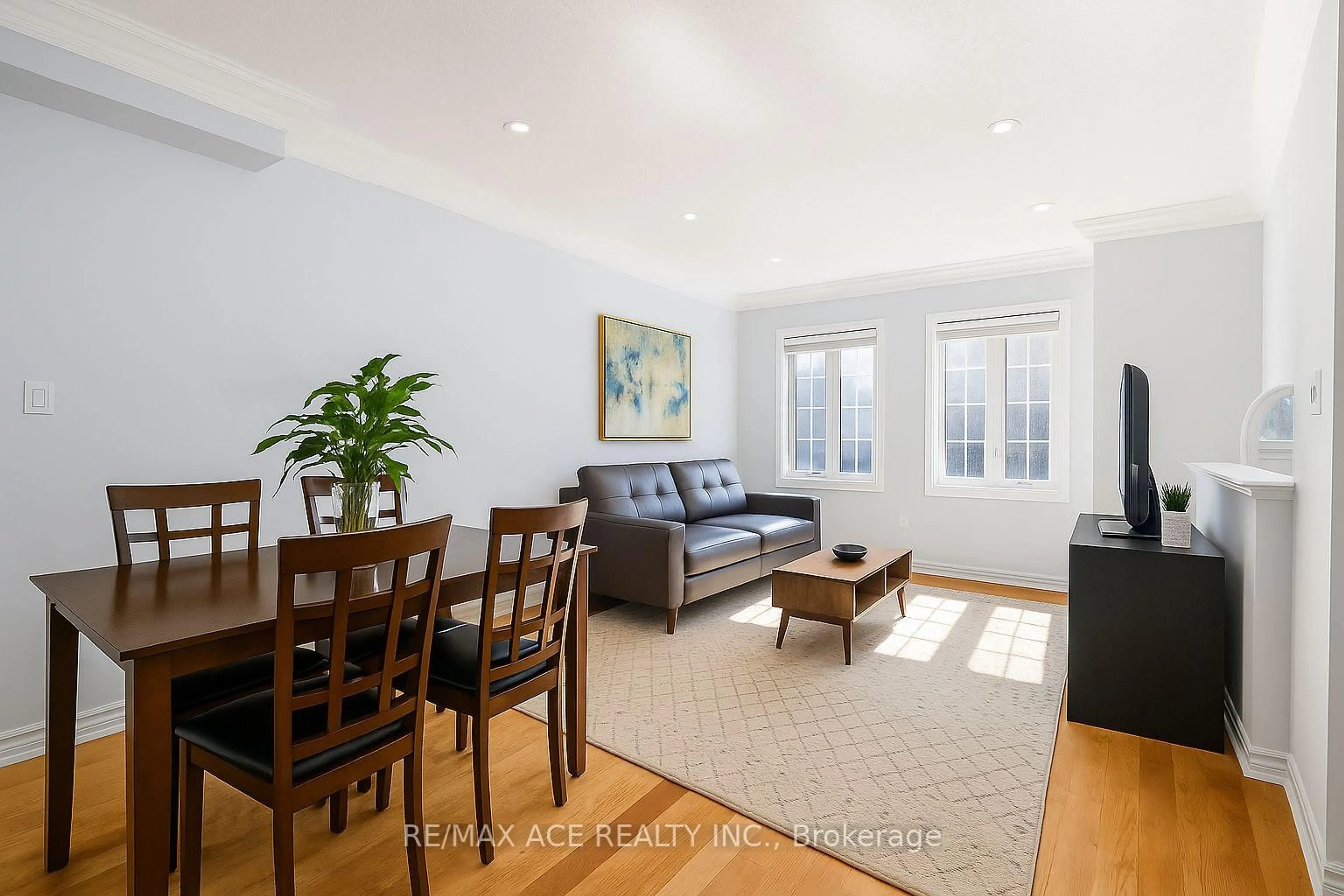 Living room with furniture, wood/laminate floor for 5 Rodeo Crt, Toronto Ontario M2M 4M3