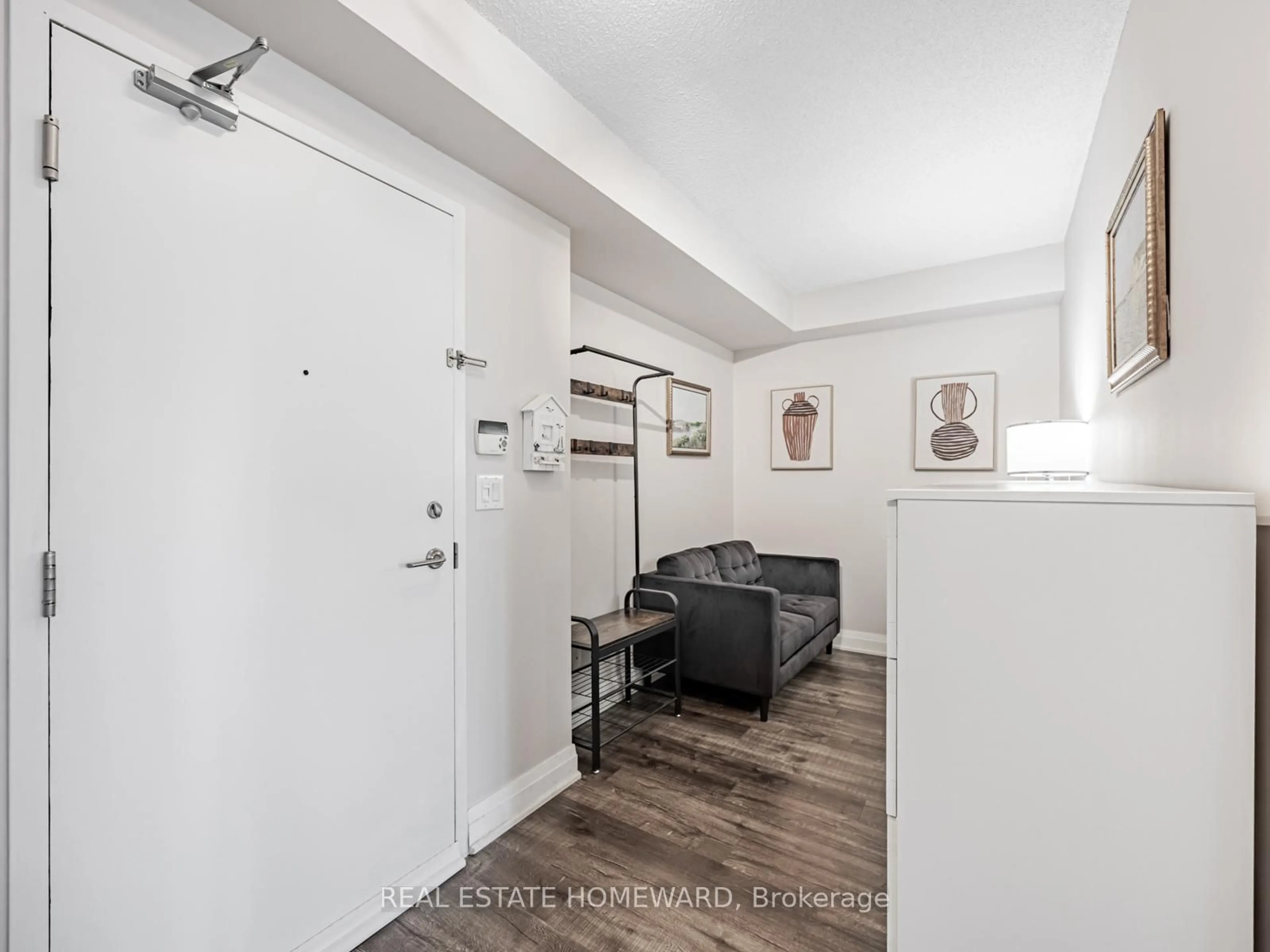 Indoor entryway for 120 Dallimore Circ #814, Toronto Ontario M3C 4J1