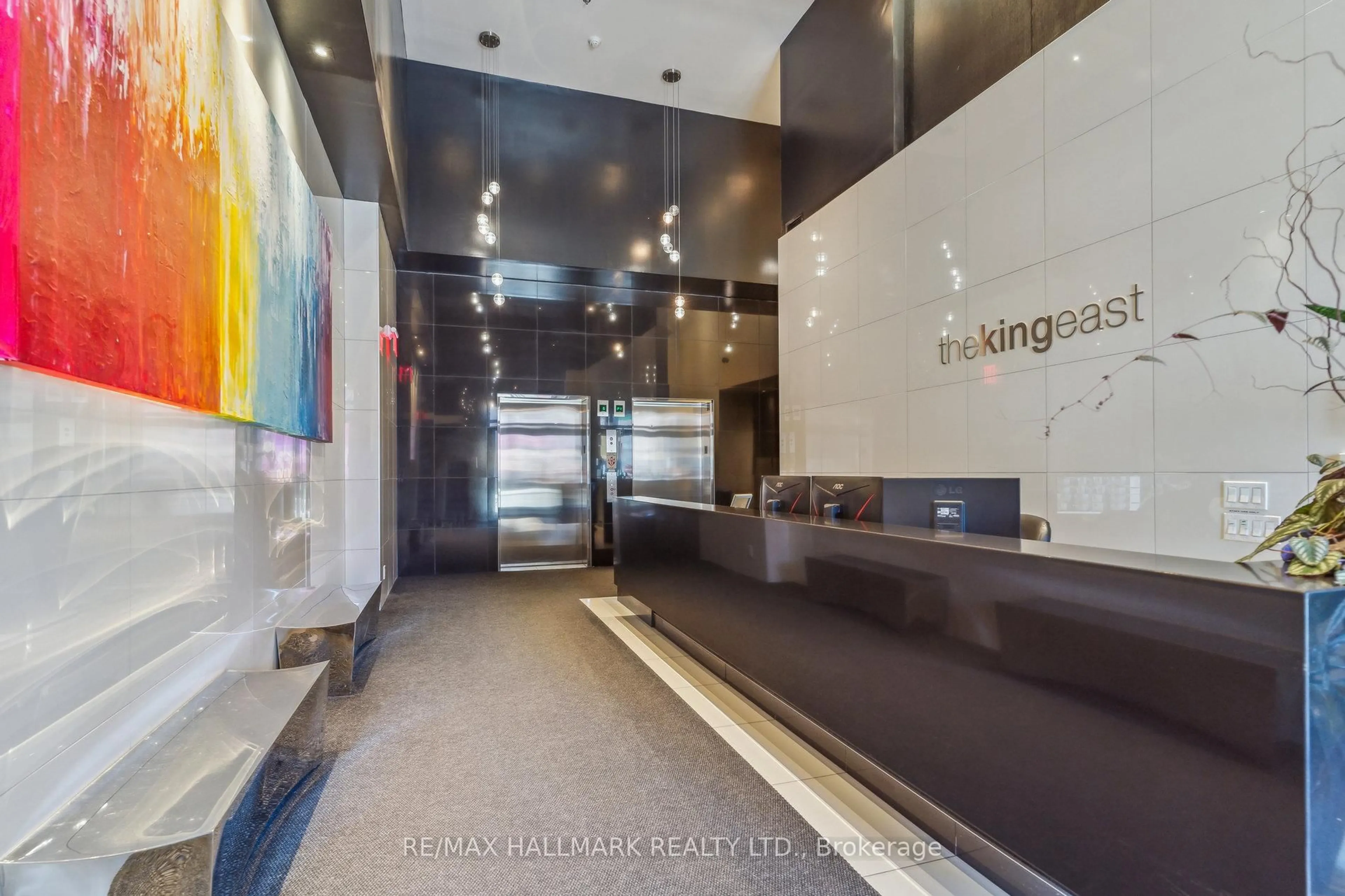 Indoor foyer for 318 King St #1014, Toronto Ontario M5A 0C1