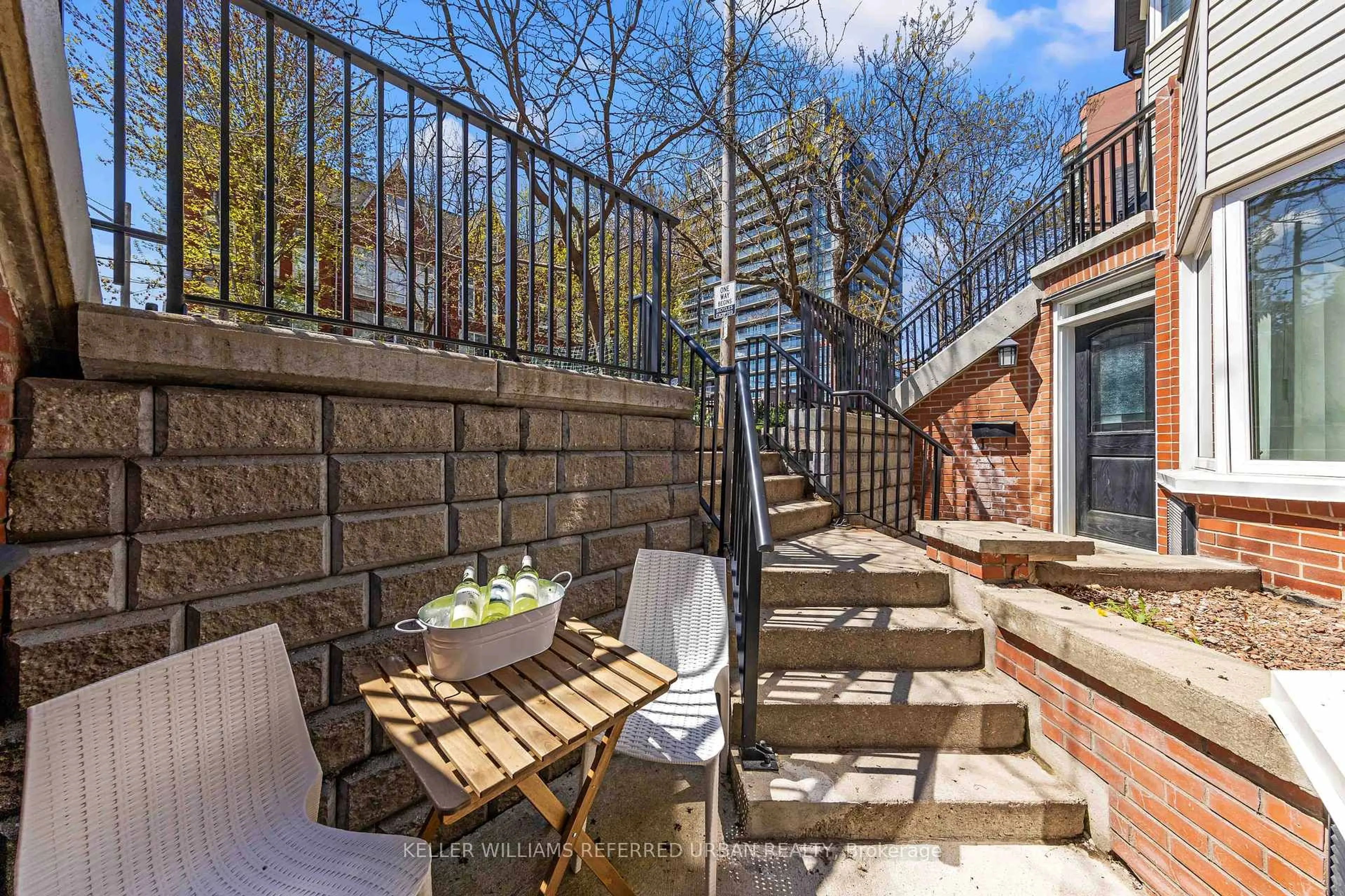 Patio, street for 39 Tecumseth St #45A, Toronto Ontario M5V 2X6