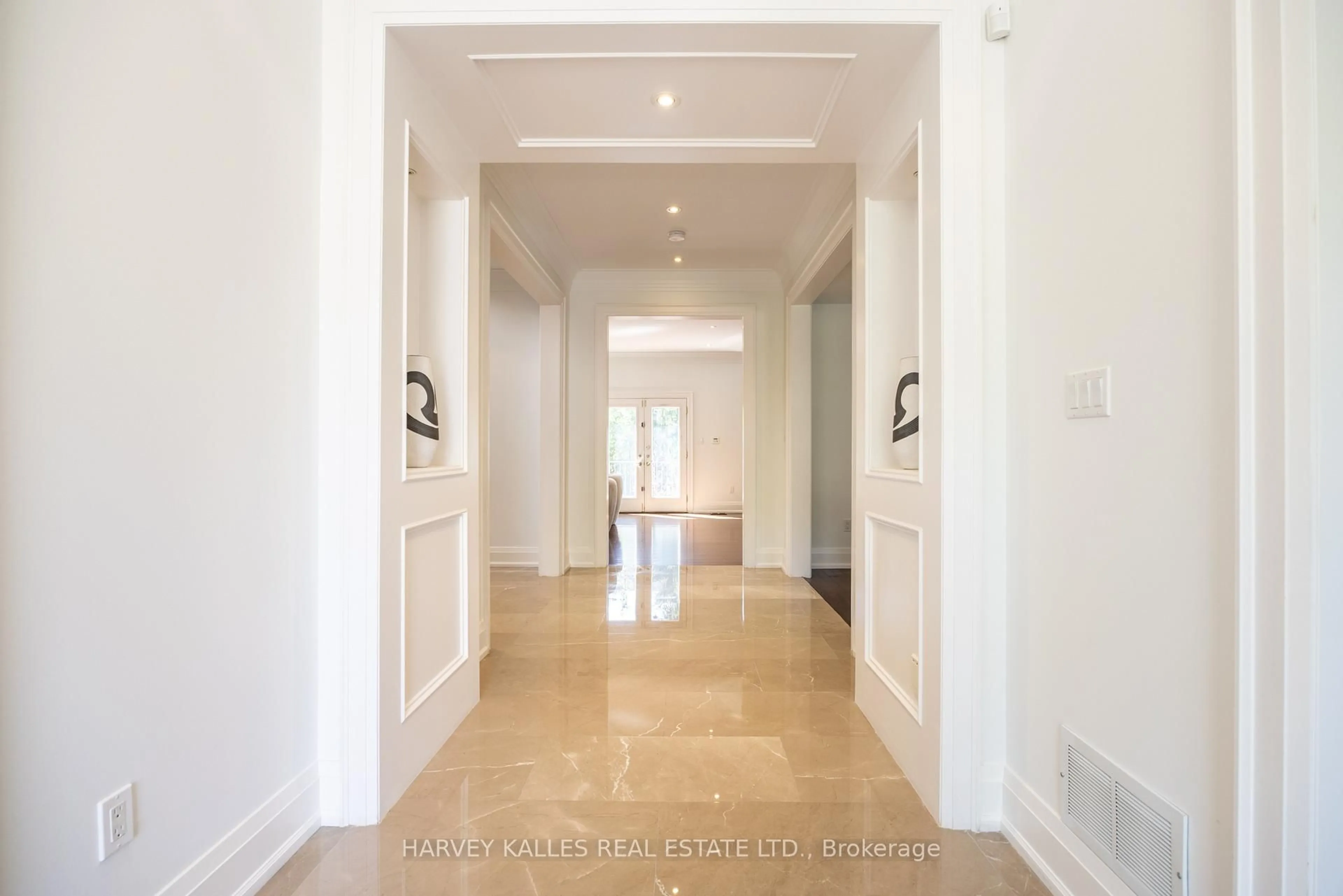 Indoor foyer for 491 Brookdale Ave, Toronto Ontario M5M 1R8