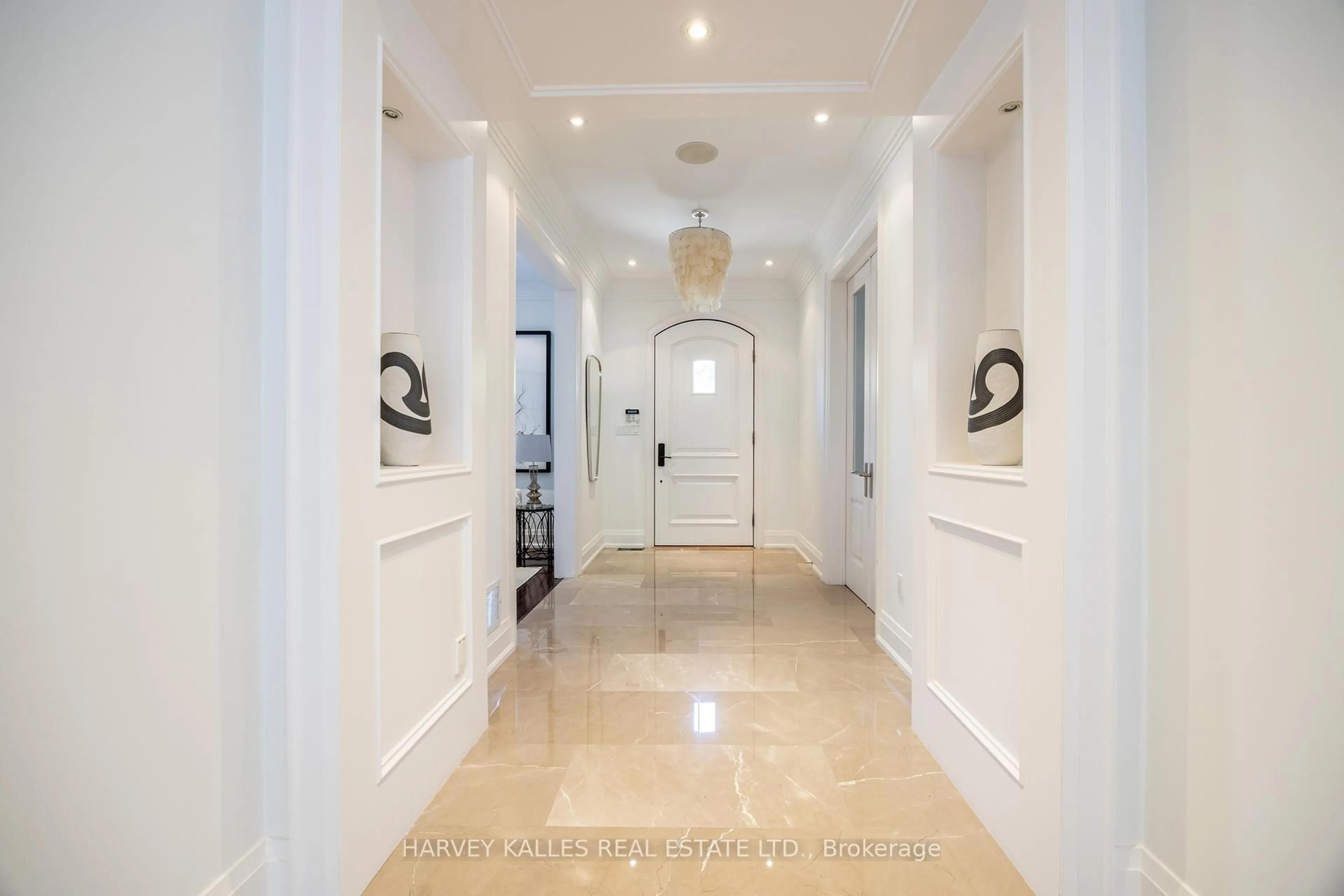 Indoor foyer for 491 Brookdale Ave, Toronto Ontario M5M 1R8