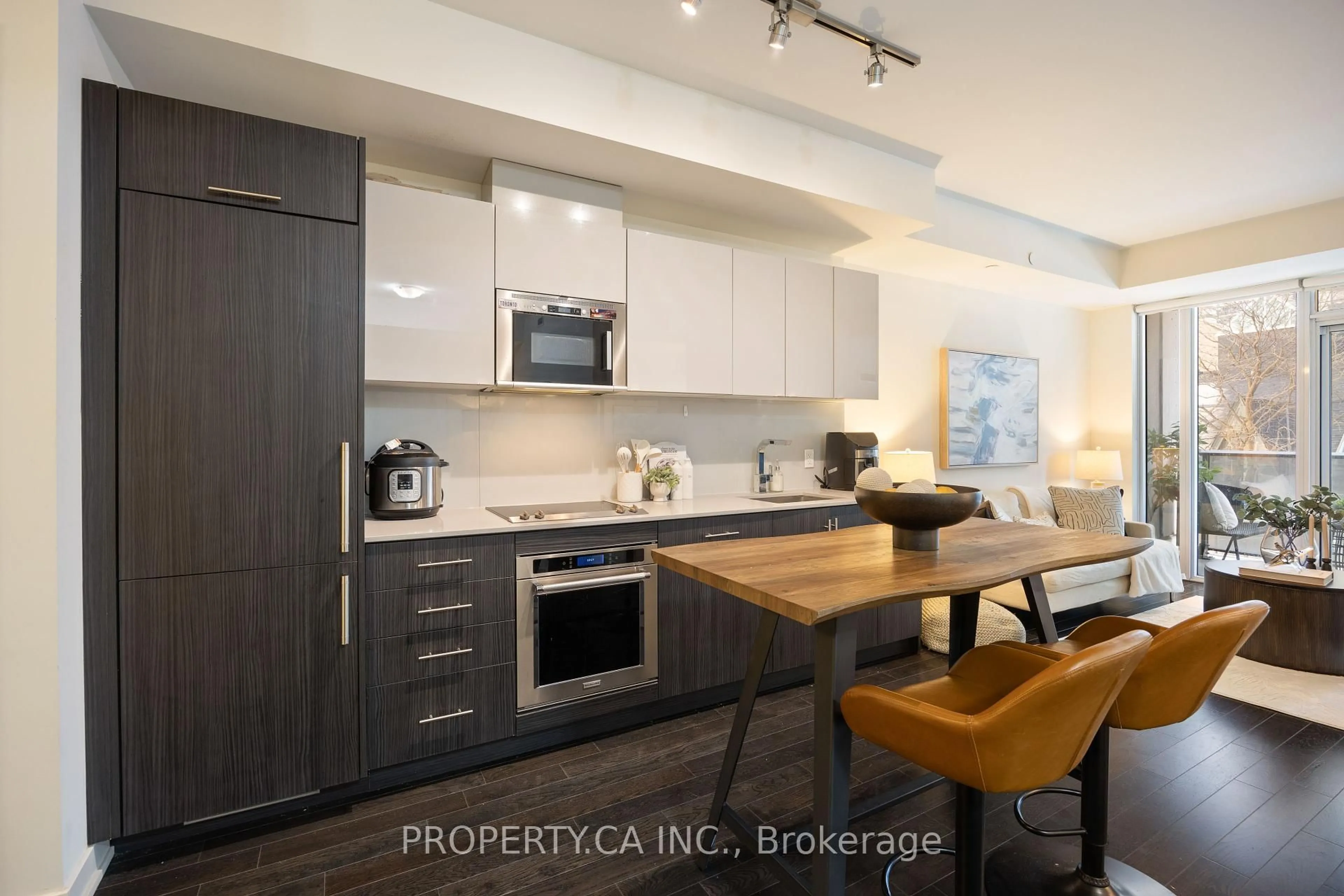 Open concept kitchen, wood/laminate floor for 330 Richmond St #319, Toronto Ontario M5V 0M4