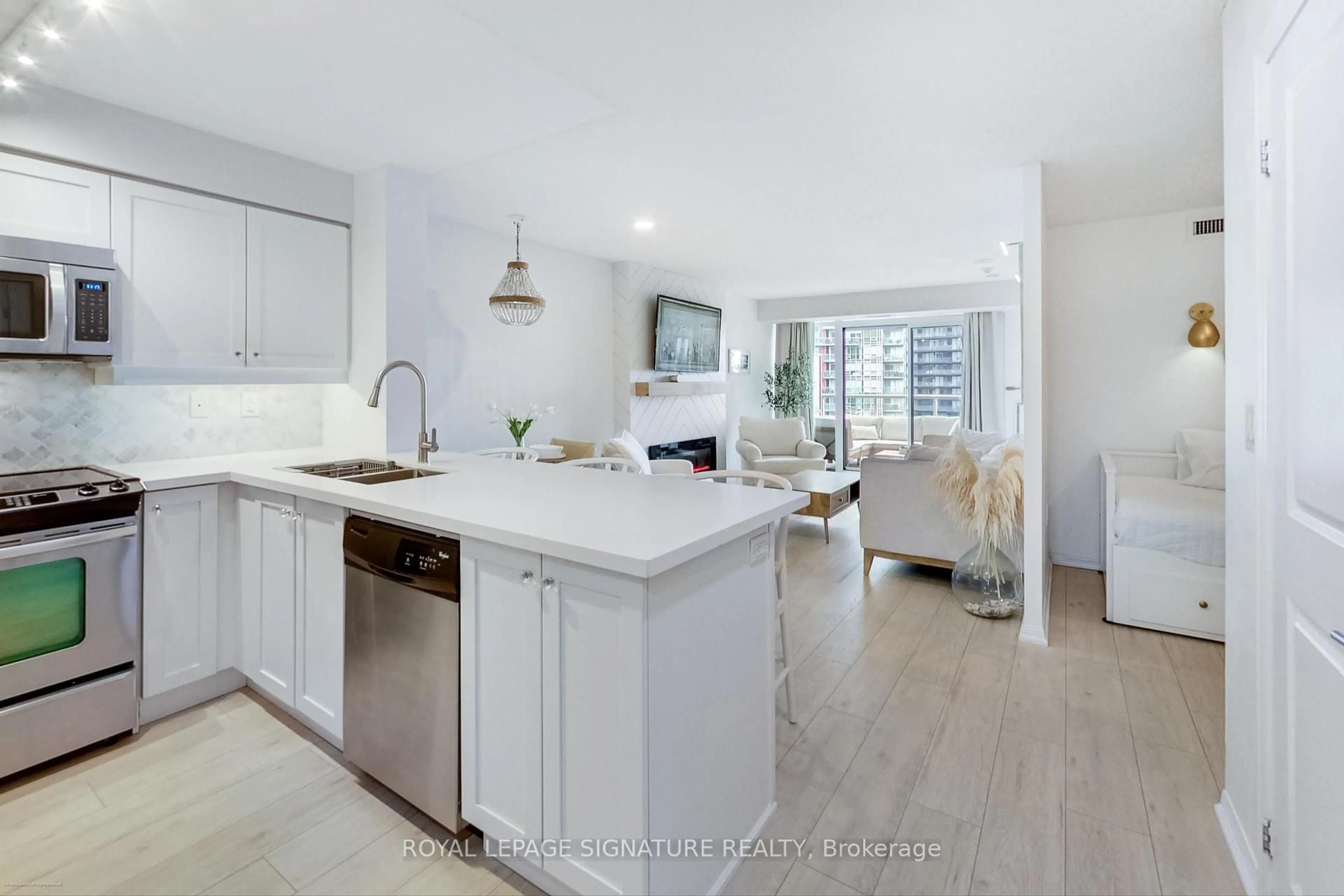Open concept kitchen, ceramic/tile floor for 125 Western Battery Rd #1509, Toronto Ontario M6K 3R8