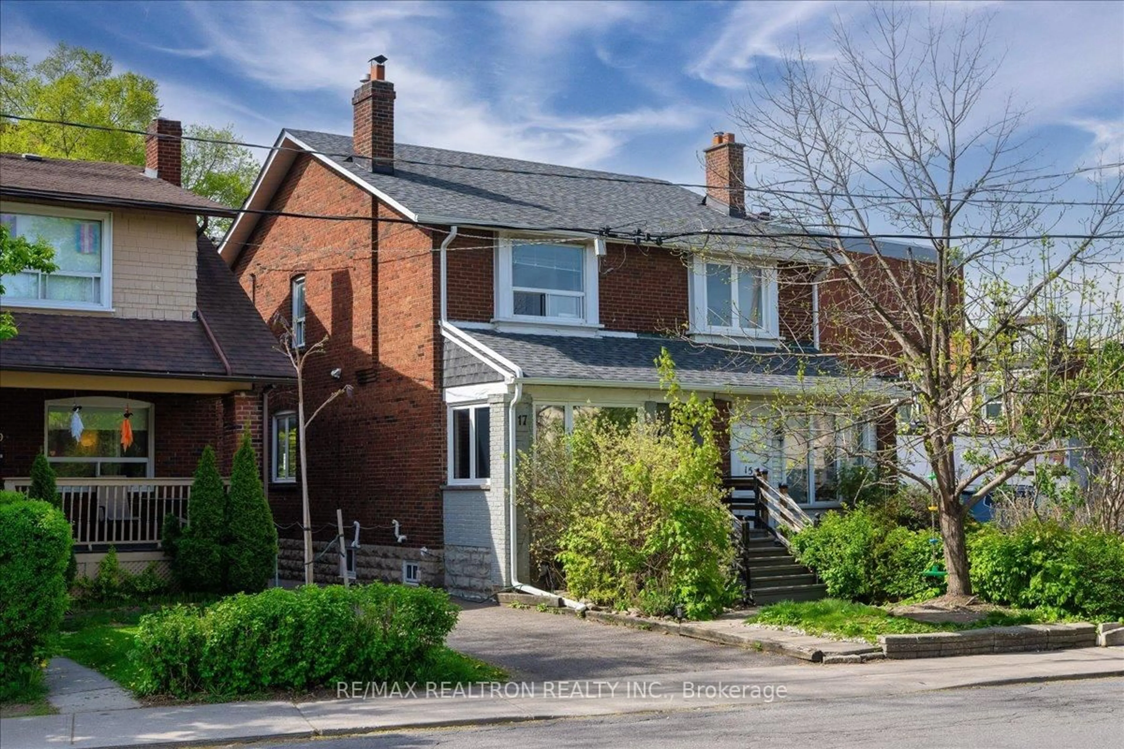 A pic from outside/outdoor area/front of a property/back of a property/a pic from drone, street for 17 Ranleigh Ave, Toronto Ontario M4N 1X2