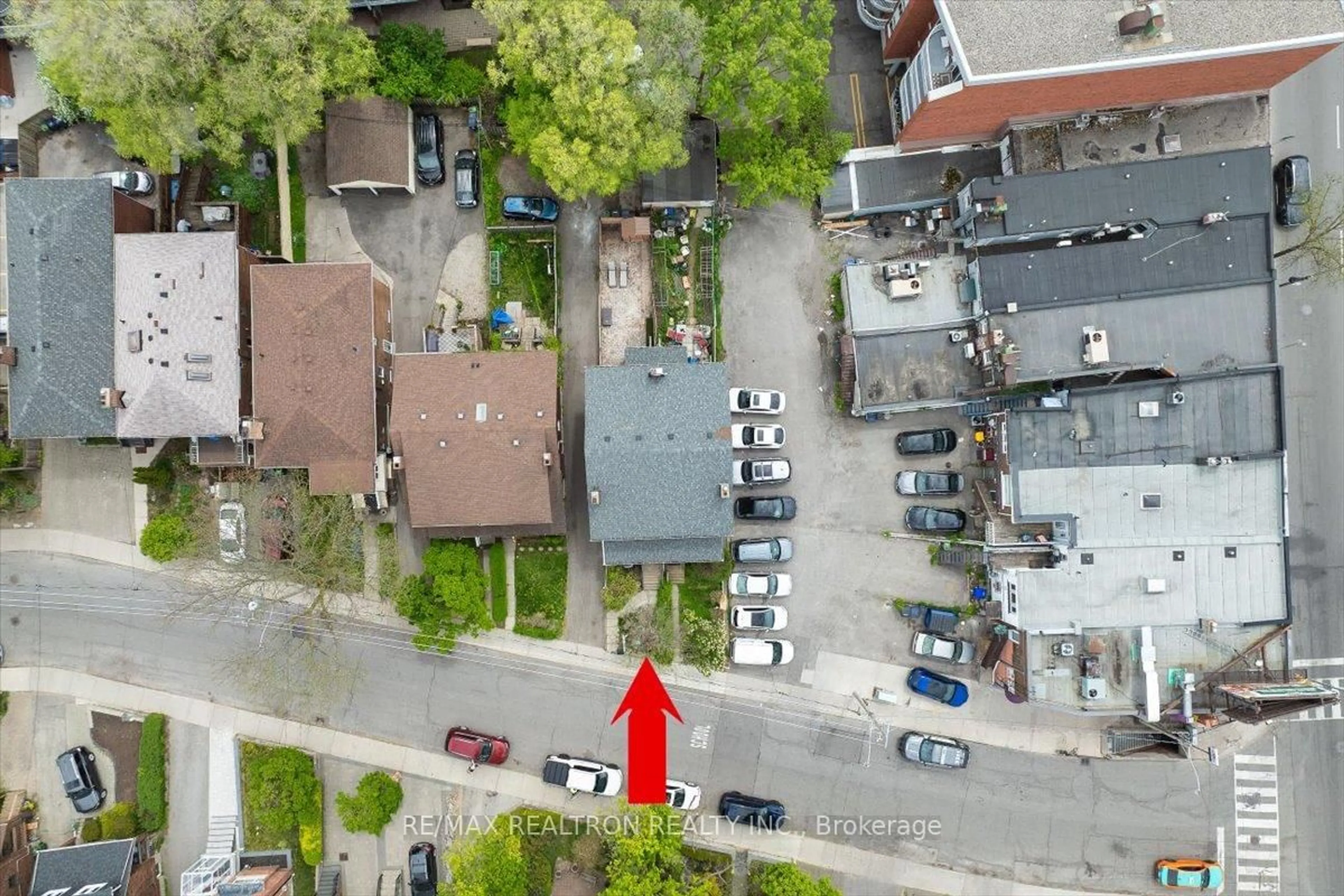 A pic from outside/outdoor area/front of a property/back of a property/a pic from drone, street for 17 Ranleigh Ave, Toronto Ontario M4N 1X2