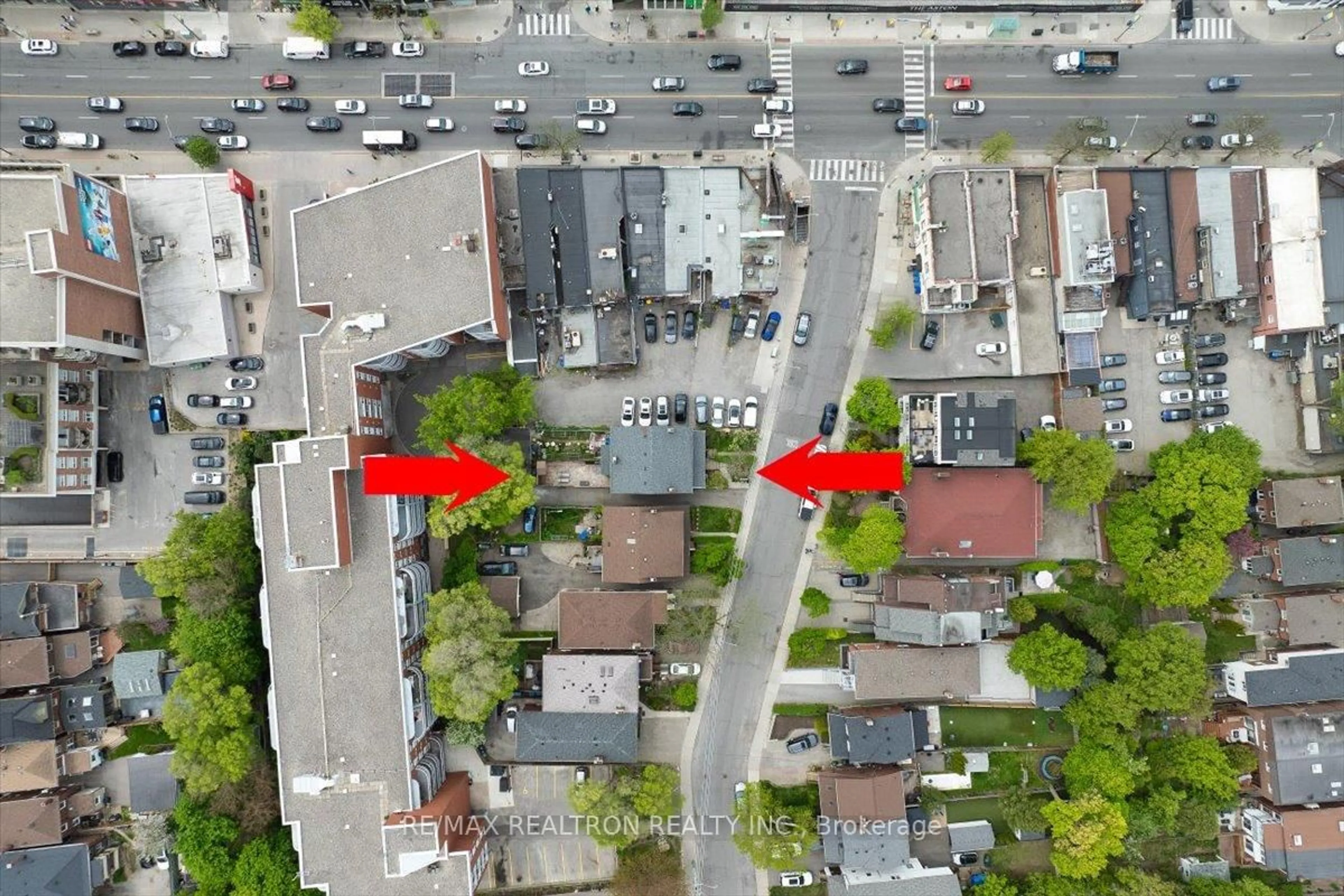 A pic from outside/outdoor area/front of a property/back of a property/a pic from drone, street for 17 Ranleigh Ave, Toronto Ontario M4N 1X2