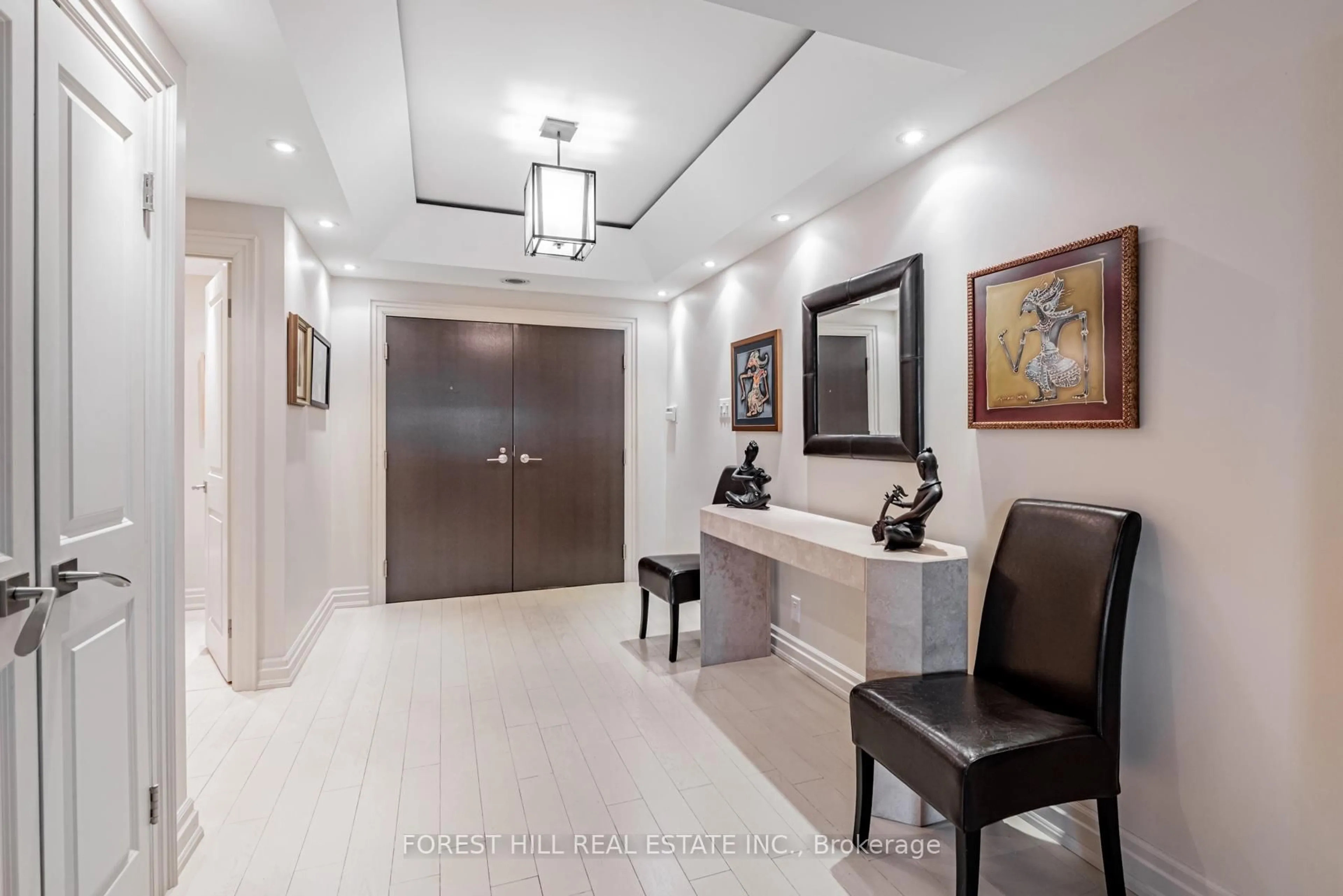 Indoor foyer for 55 Prince Arthur Ave #901, Toronto Ontario M5R 1B3