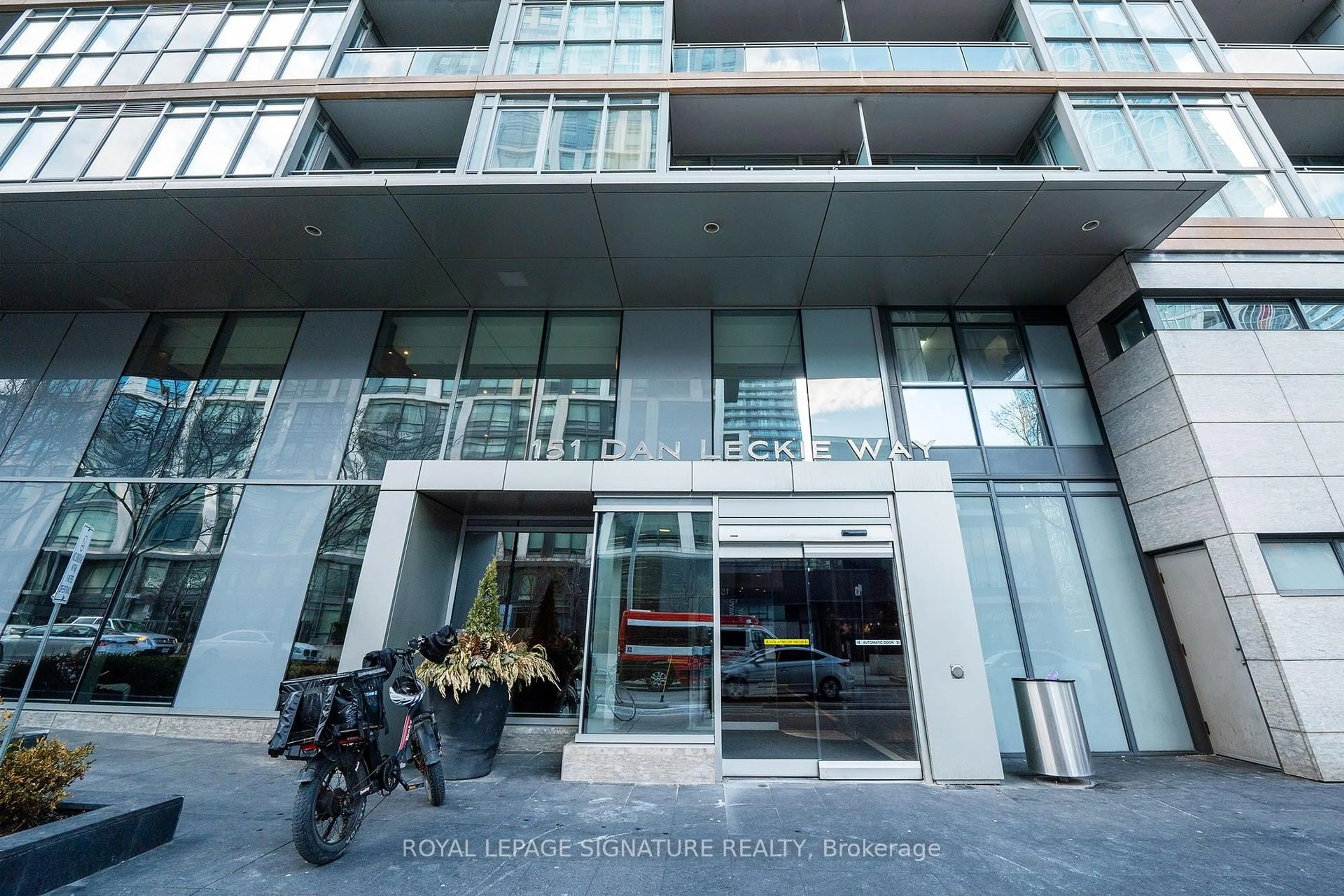 Indoor foyer for 151 Dan Leckie Way #655, Toronto Ontario M5V 4B2