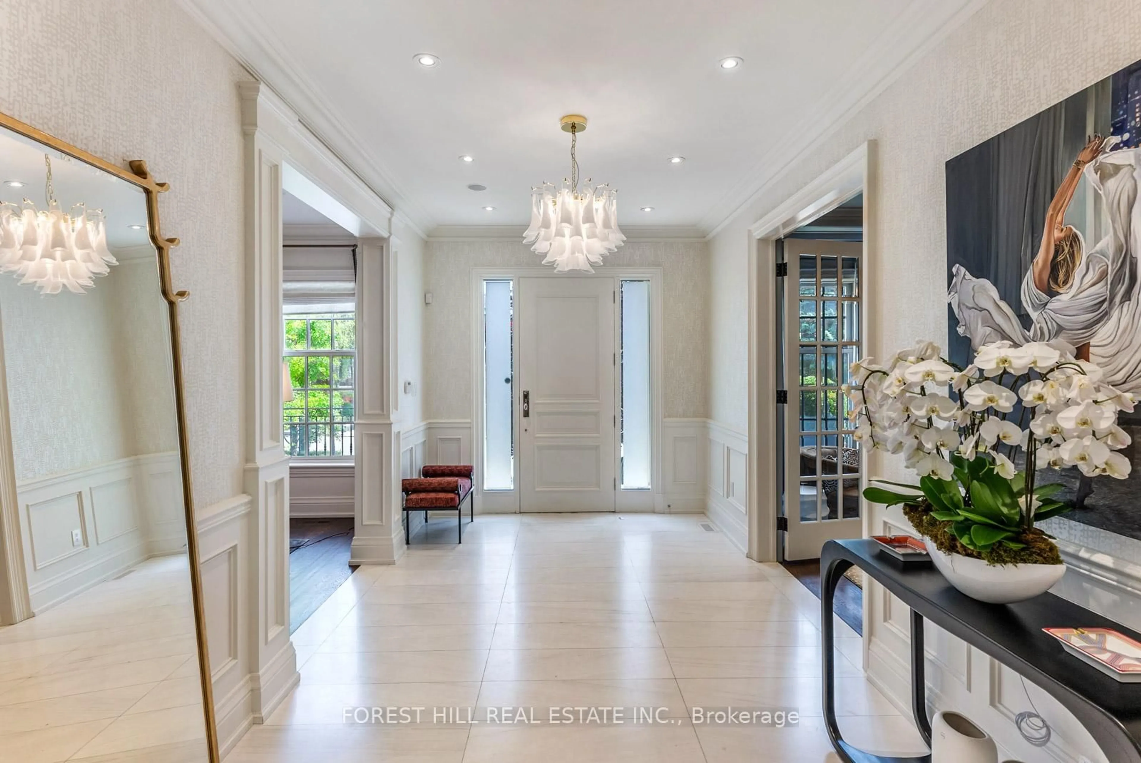Indoor entryway for 230 Hillhurst Blvd, Toronto Ontario M5N 1P4