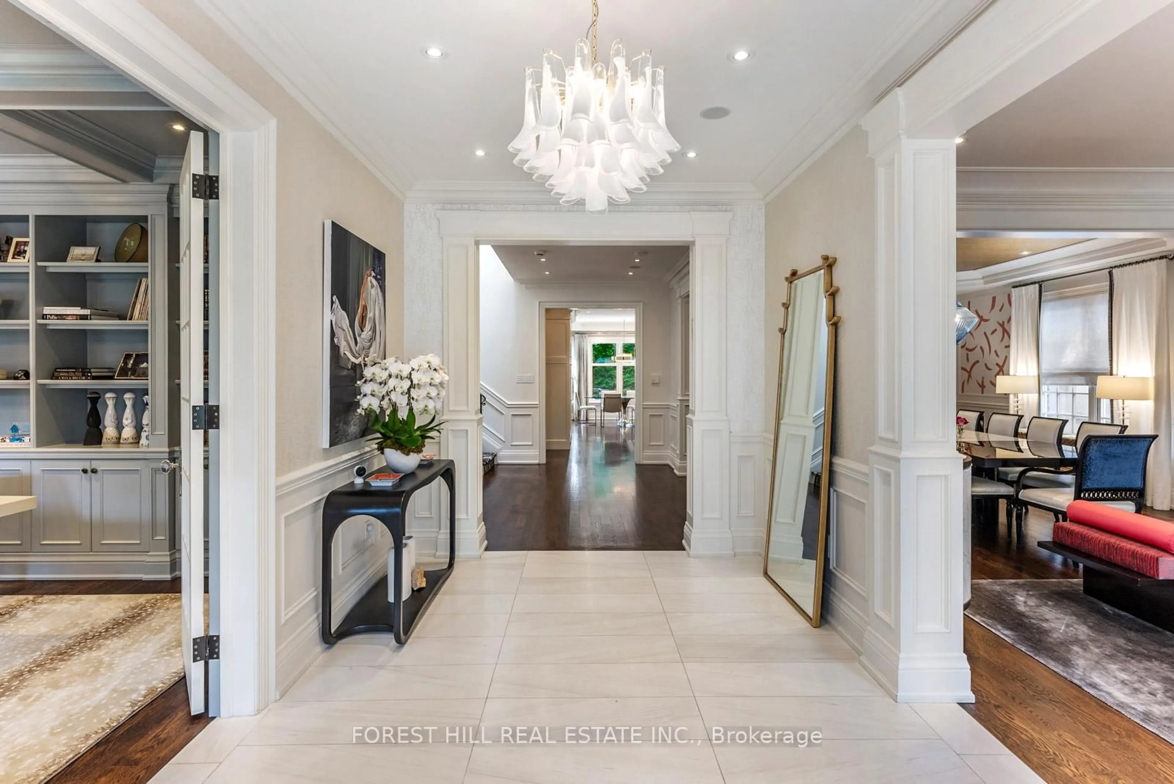 Indoor entryway for 230 Hillhurst Blvd, Toronto Ontario M5N 1P4
