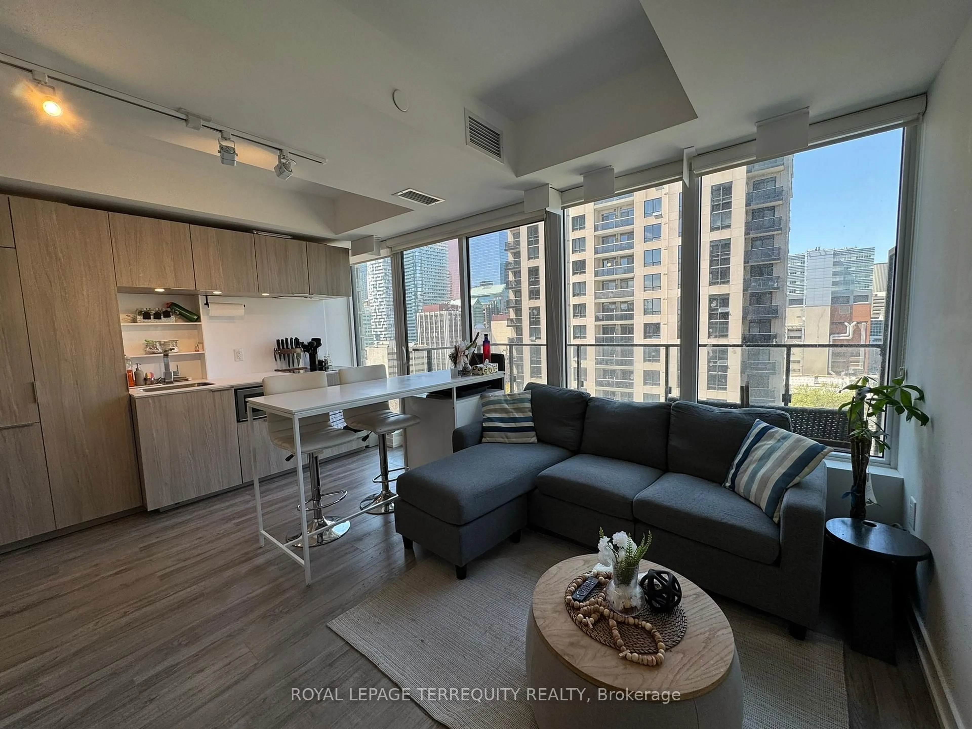 Living room with furniture, unknown for 77 Shuter St #1701, Toronto Ontario M5B 0B8