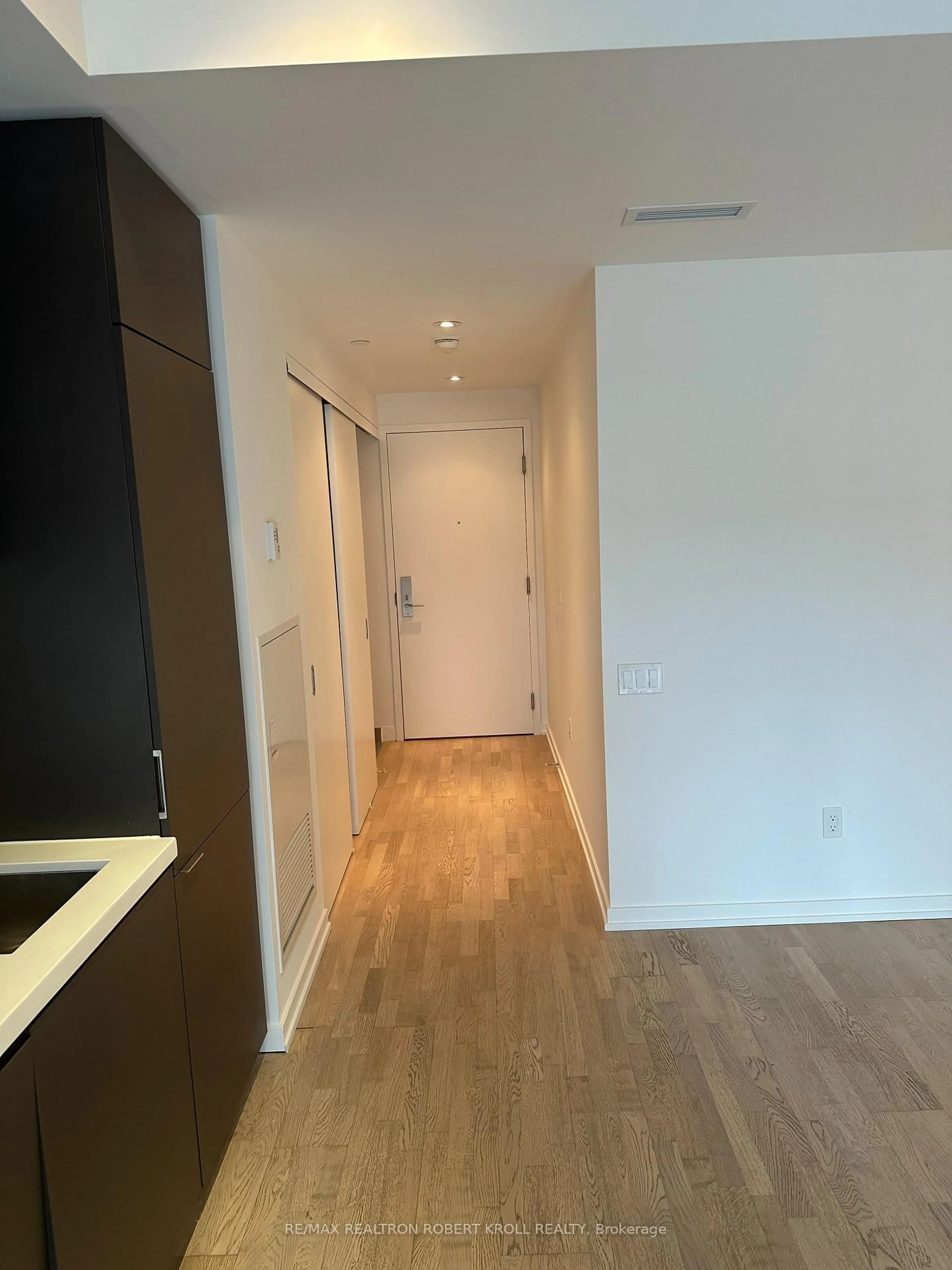 A pic of a room for 60 Colborne St #615, Toronto Ontario M5E 1E3