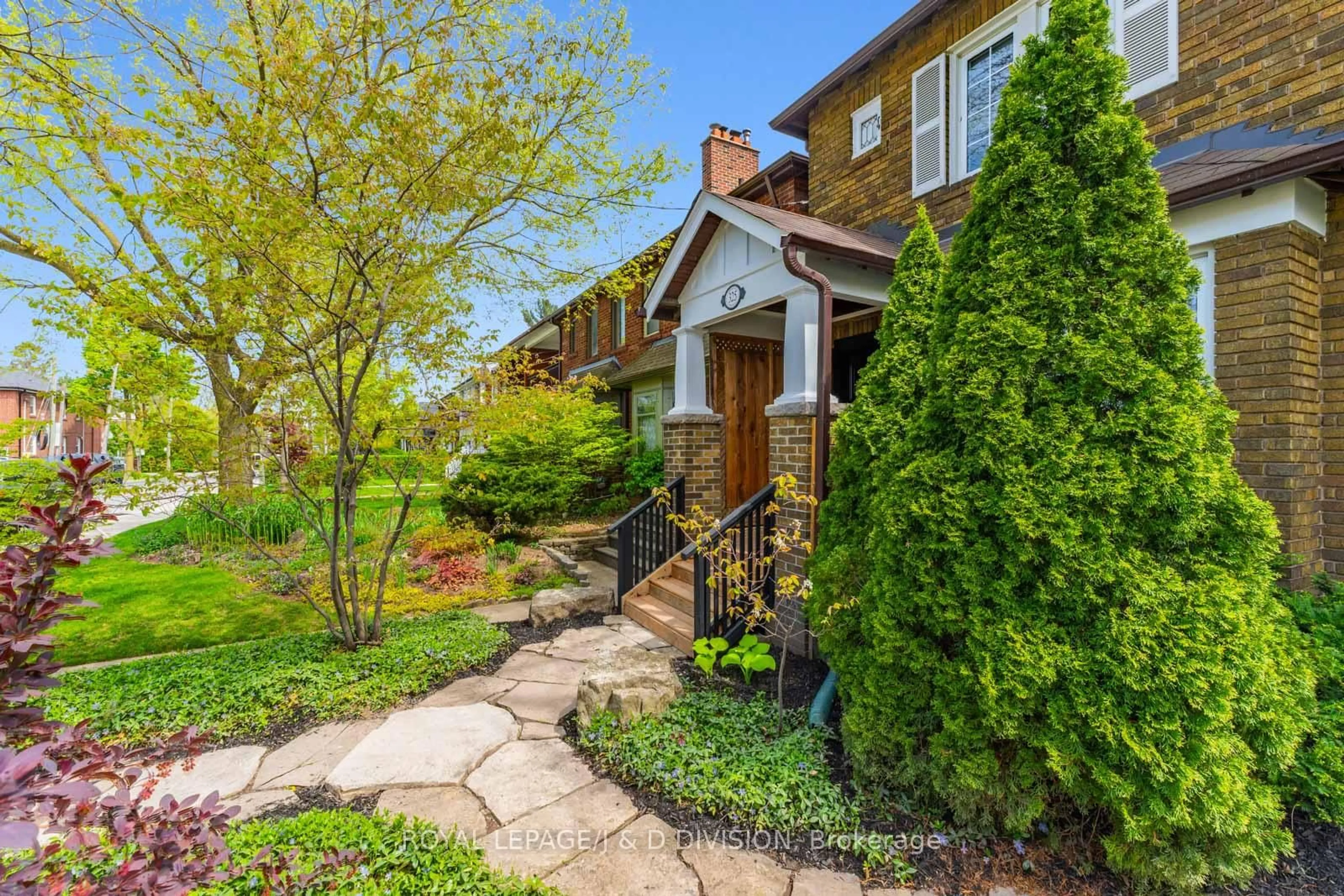 Home with brick exterior material, street for 325 Davisville Ave, Toronto Ontario M4S 1H1