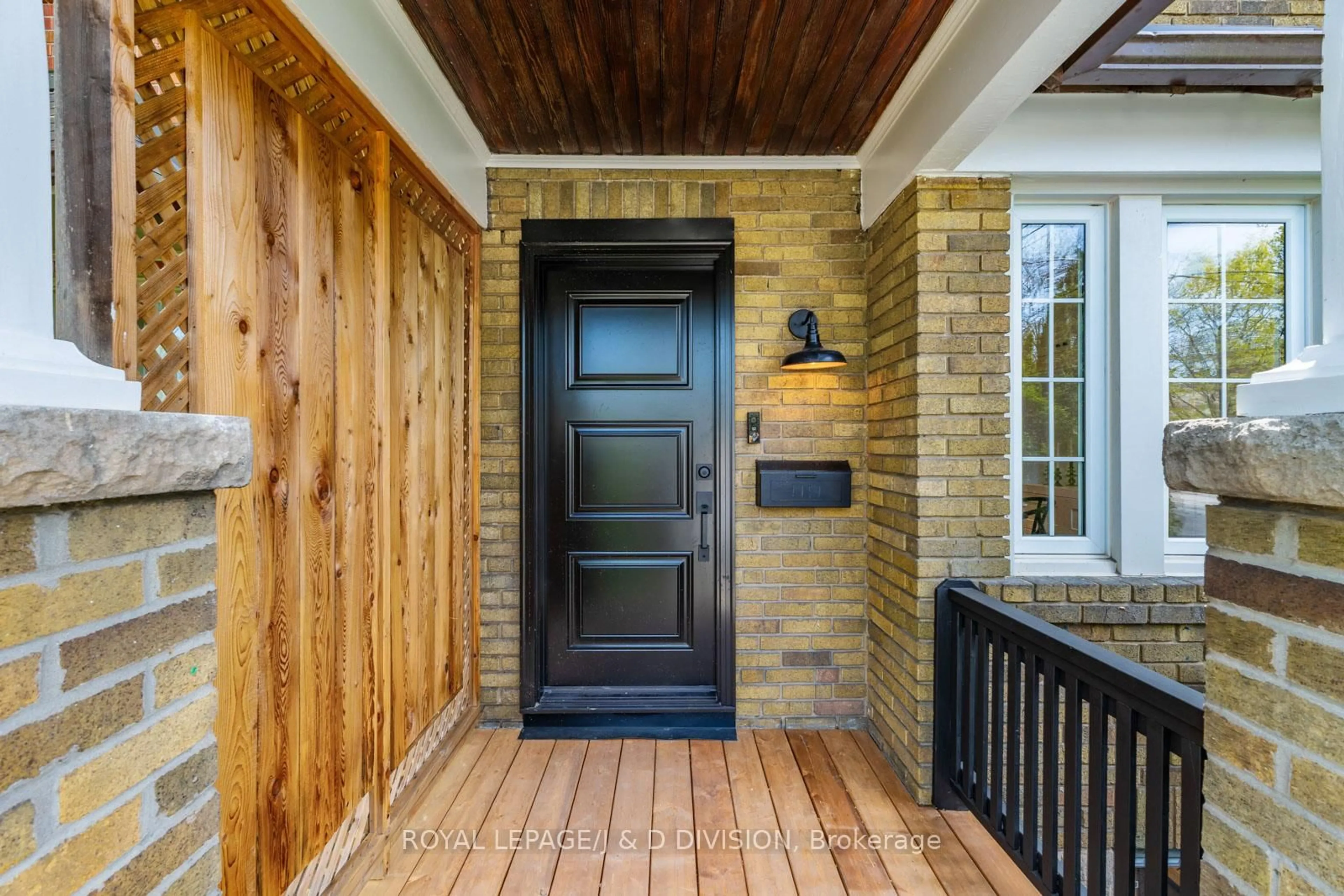 Indoor entryway for 325 Davisville Ave, Toronto Ontario M4S 1H1