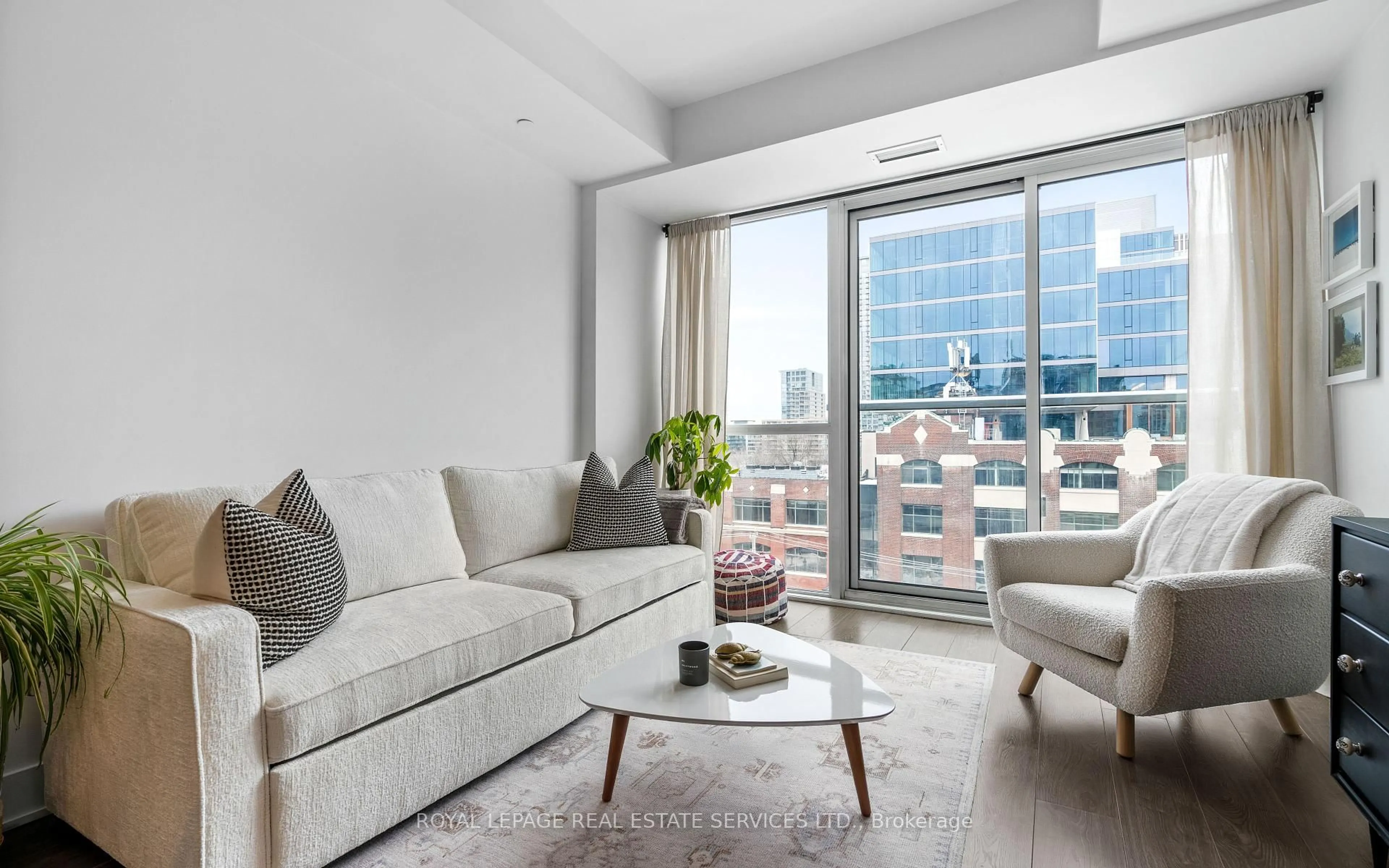 Living room with furniture, unknown for 508 Wellington St #611, Toronto Ontario M5V 1E3