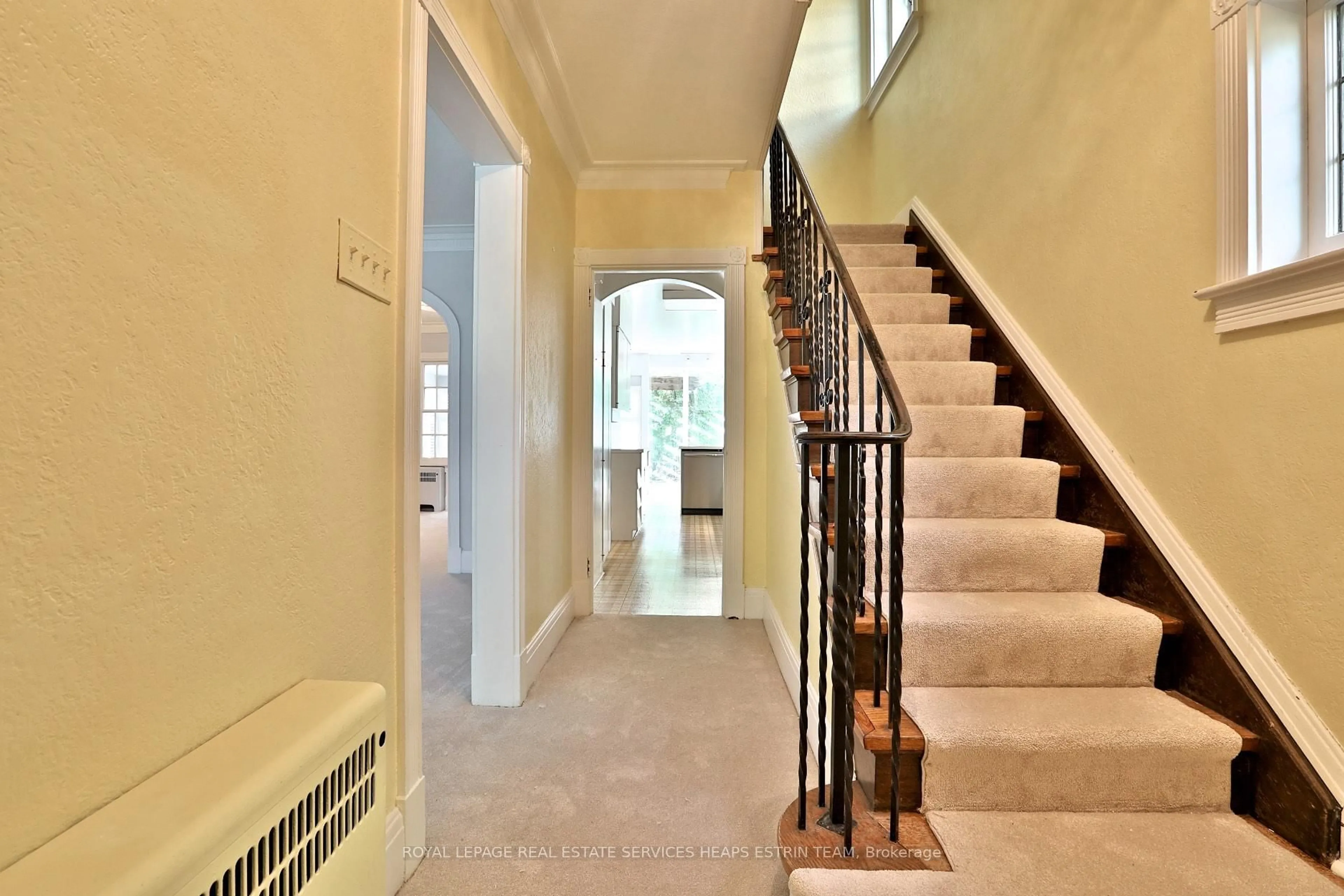 Indoor foyer for 7 Burnham Rd, Toronto Ontario M4G 1B9