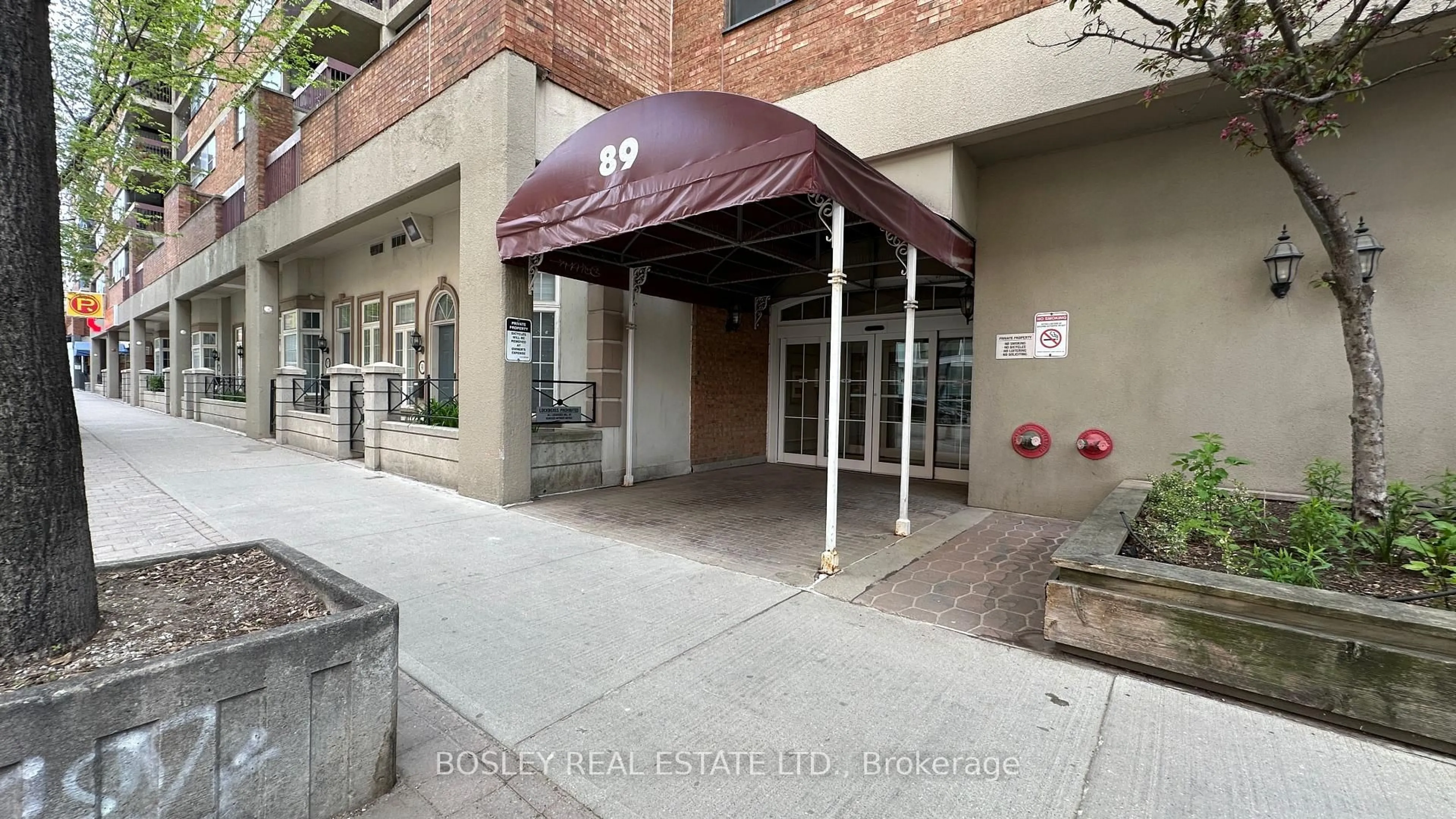 Indoor foyer for 89 McCaul St #720, Toronto Ontario M5T 2X3
