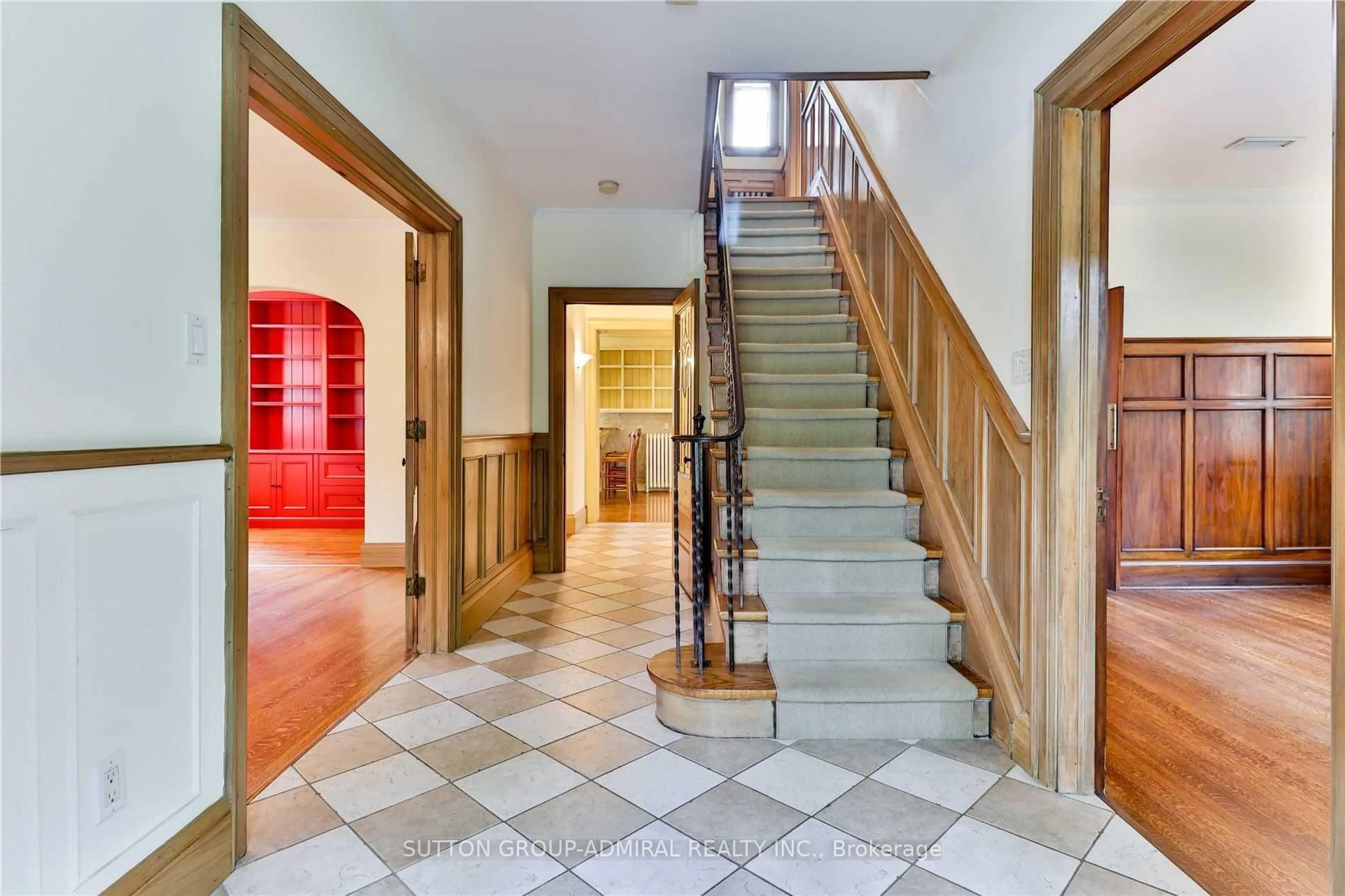 Indoor foyer for 49 Hillcrest Dr, Toronto Ontario M6G 2E2