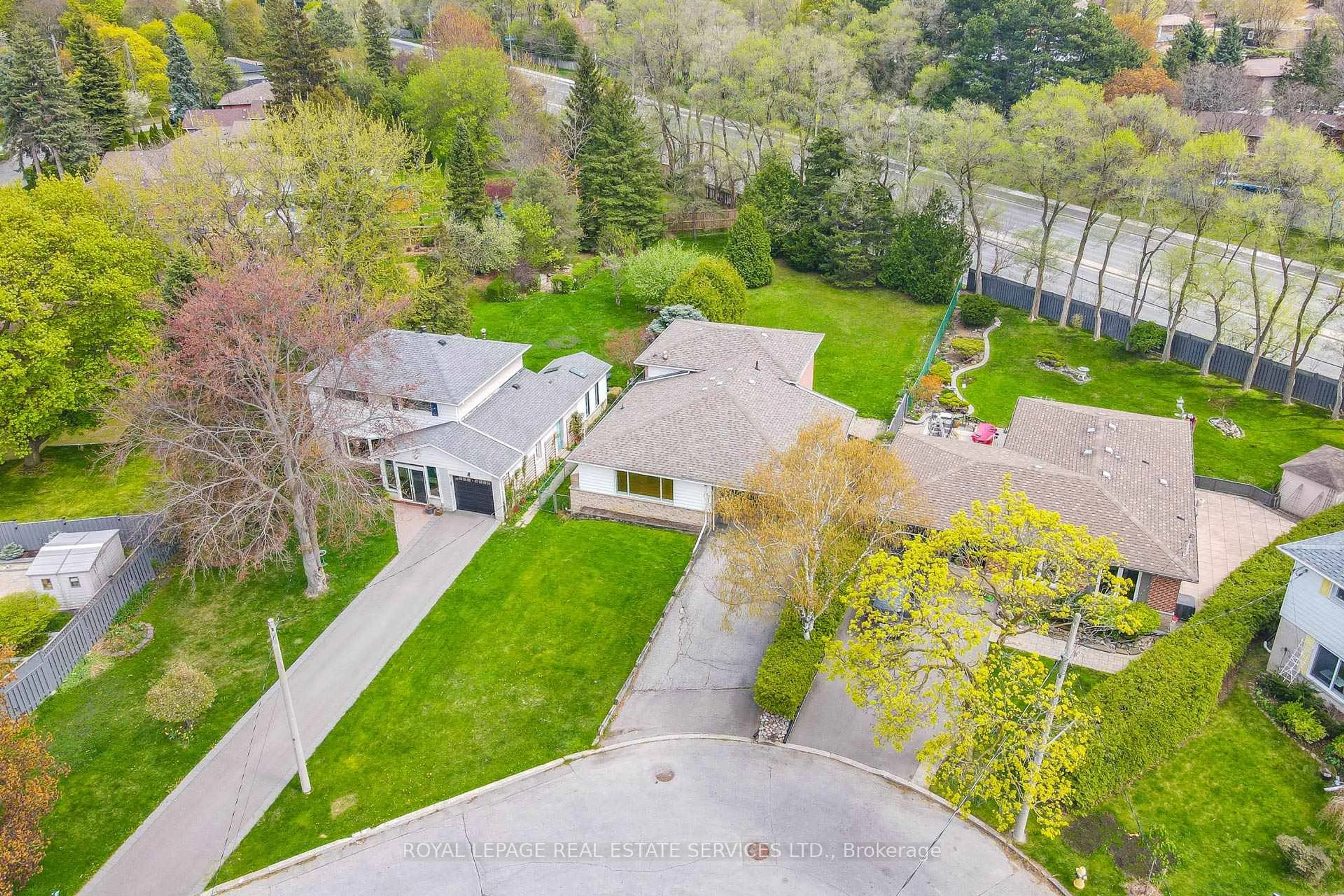 A pic from outside/outdoor area/front of a property/back of a property/a pic from drone, street for 5 Longhope Pl, Toronto Ontario M2J 1Y1