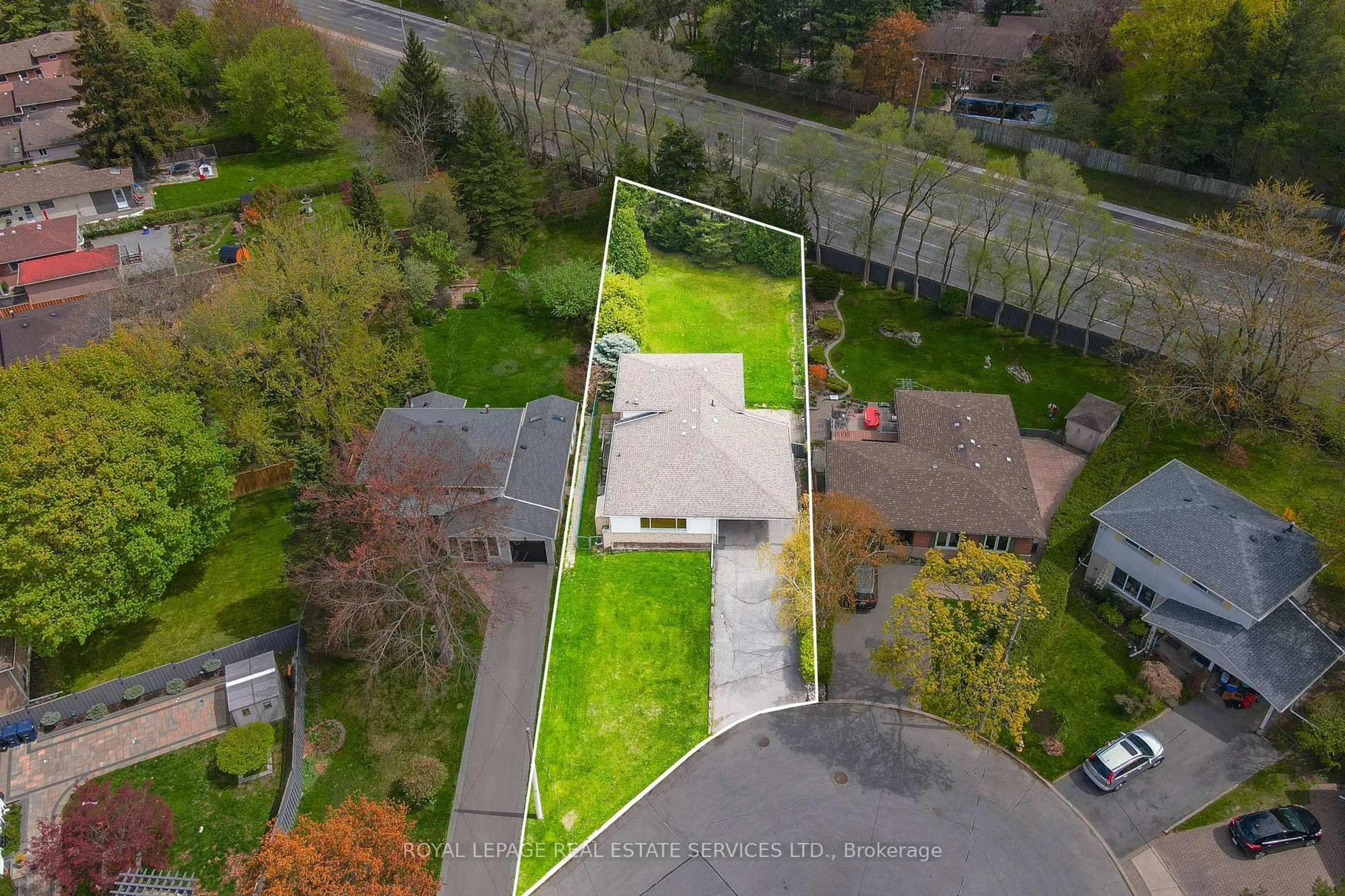 A pic from outside/outdoor area/front of a property/back of a property/a pic from drone, street for 5 Longhope Pl, Toronto Ontario M2J 1Y1