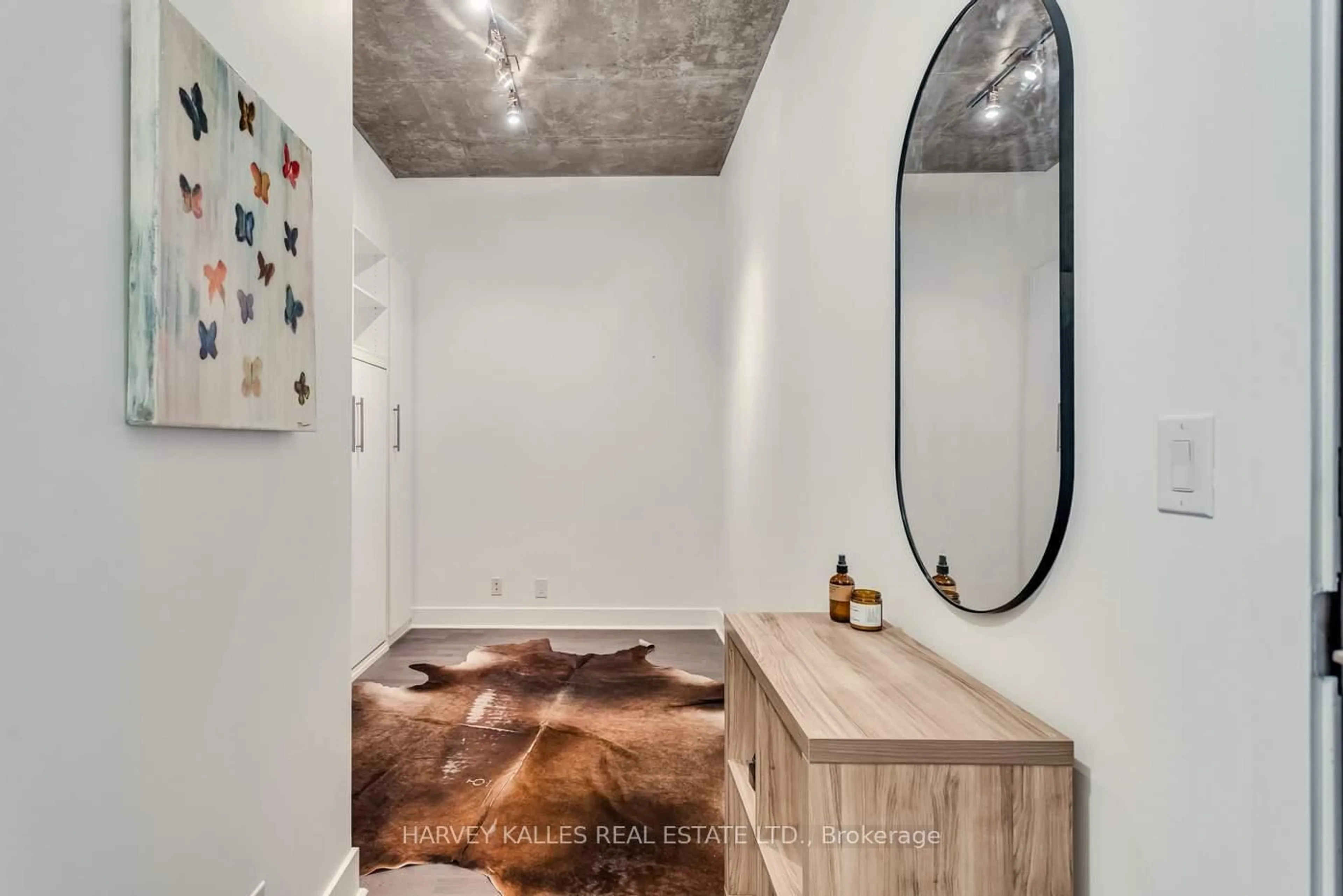 Indoor entryway for 399 Adelaide St #713, Toronto Ontario M5V 1S4