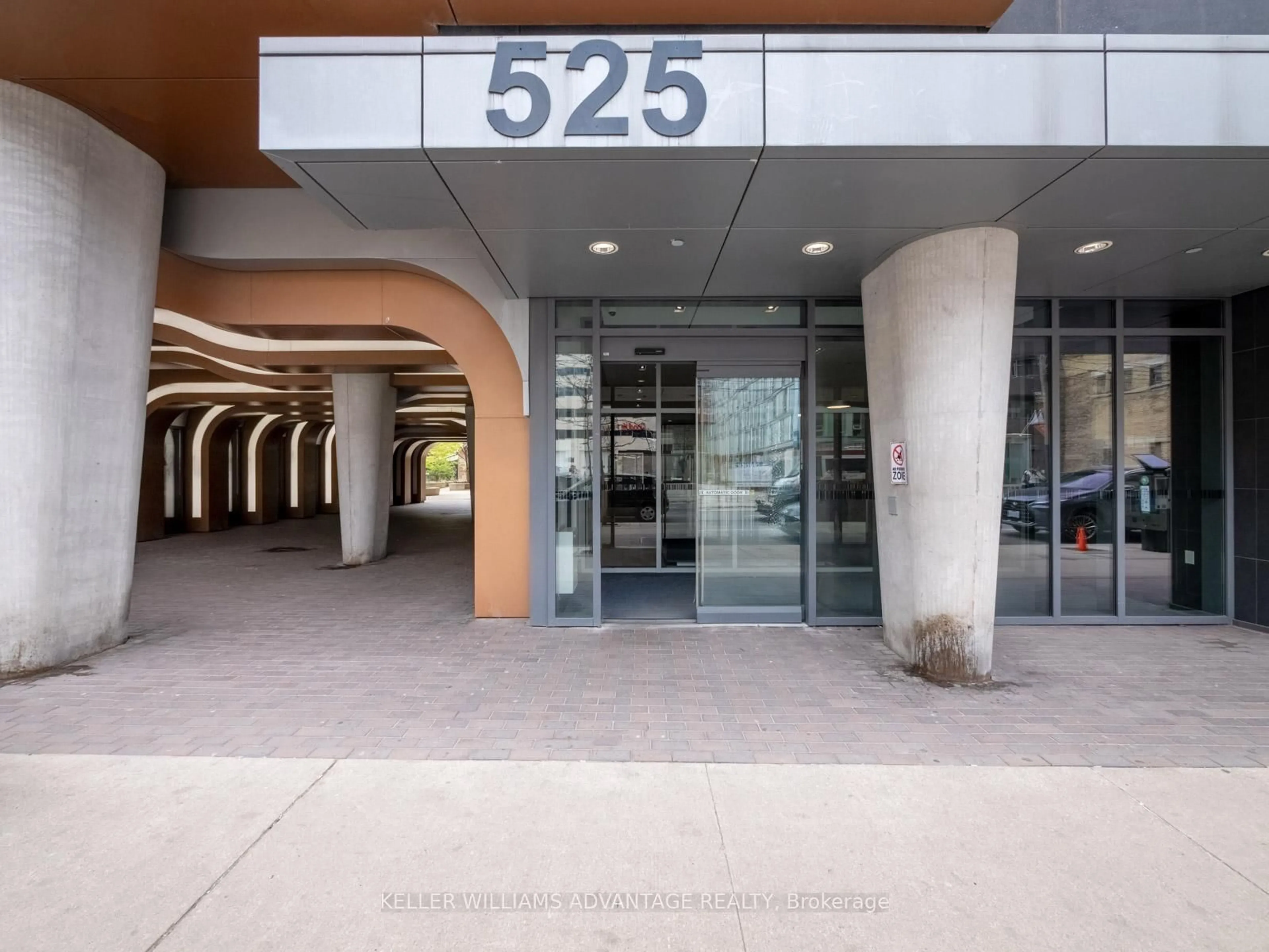 Indoor foyer for 525 Adelaide St #514, Toronto Ontario M5V 1T6