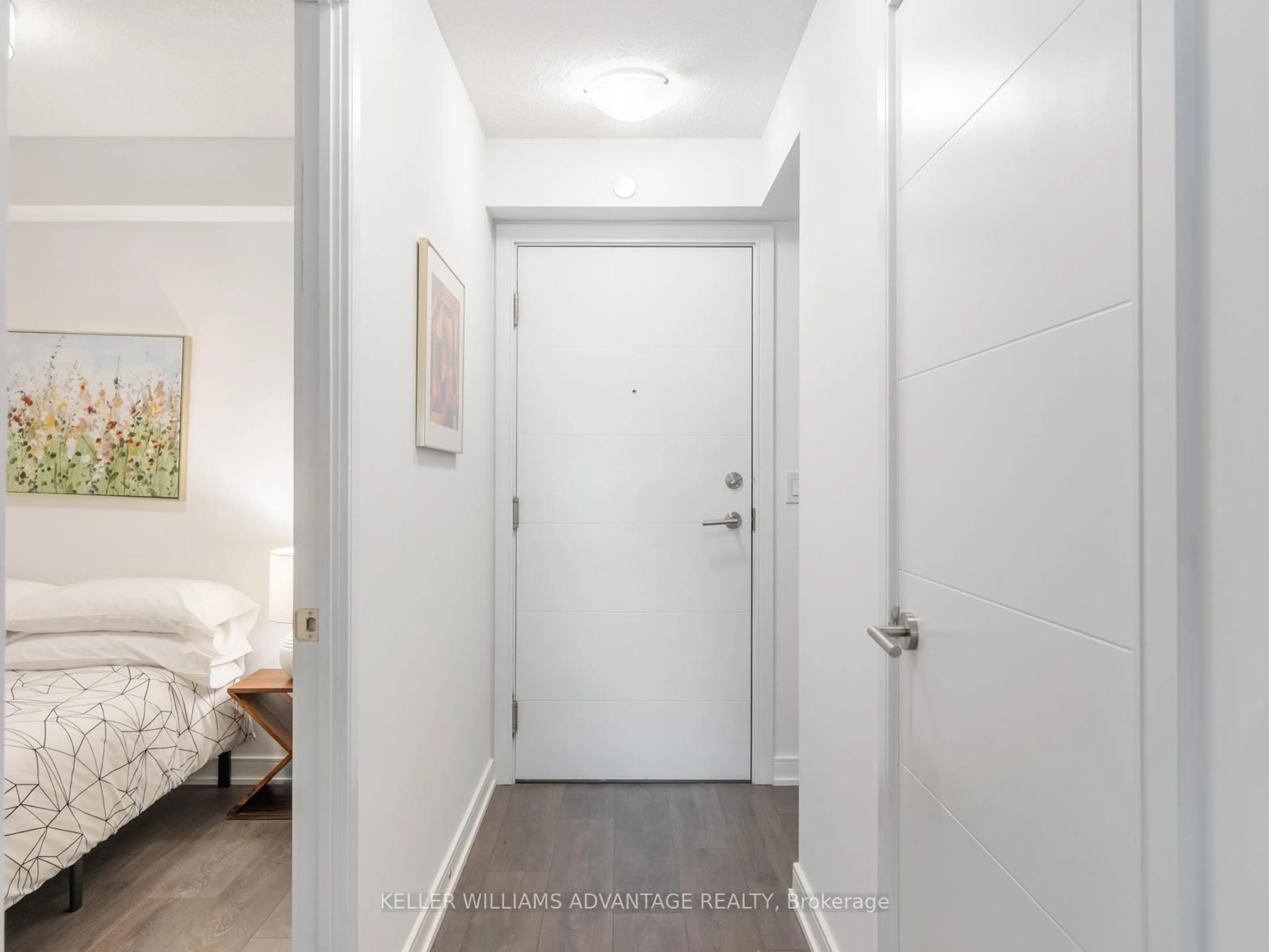 Indoor entryway for 525 Adelaide St #514, Toronto Ontario M5V 1T6