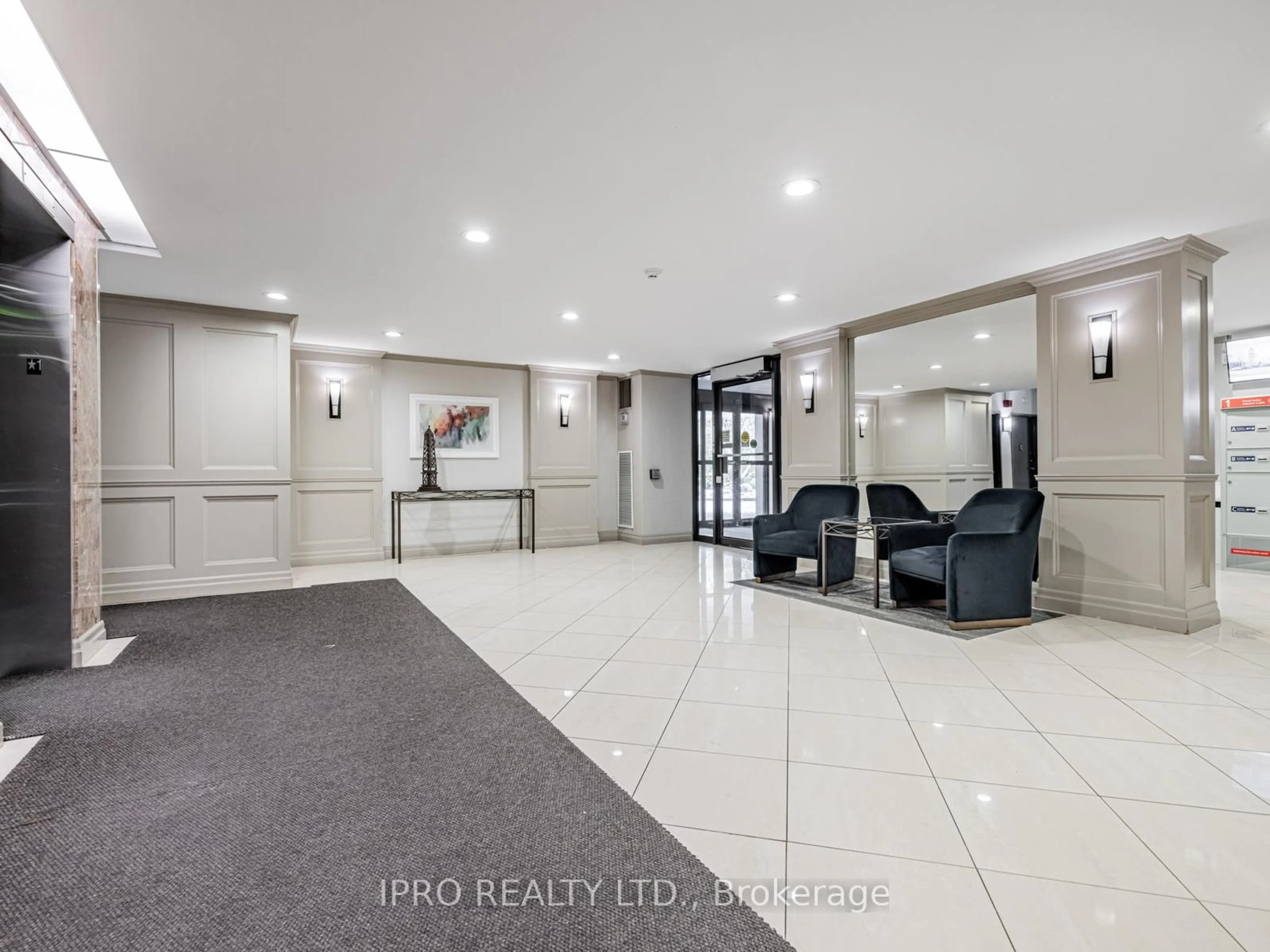 Indoor foyer for 1900 Sheppard Ave #2002, Toronto Ontario M2J 4T4
