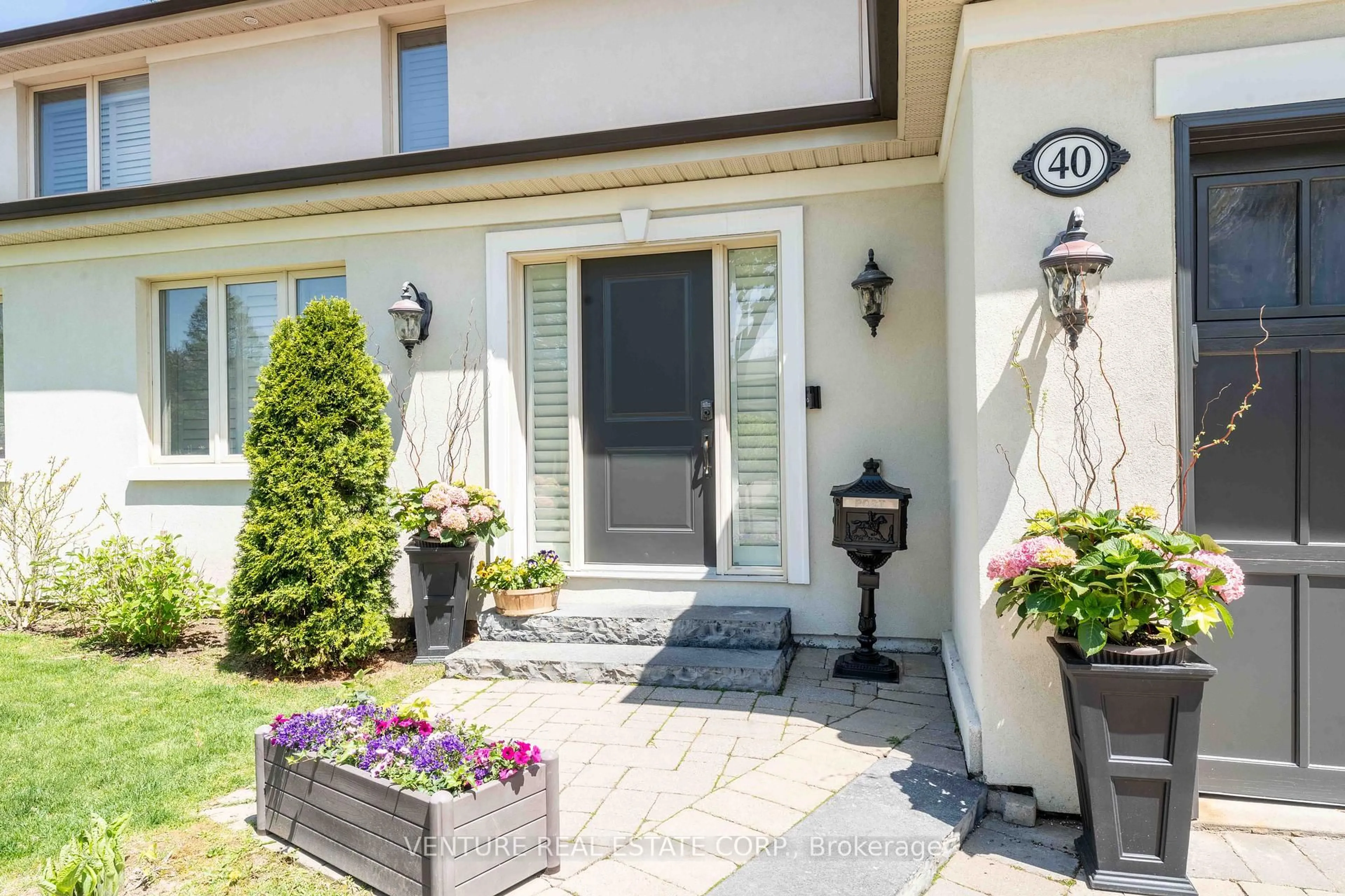 Indoor entryway for 40 Shenstone Rd, Toronto Ontario M2R 3B5
