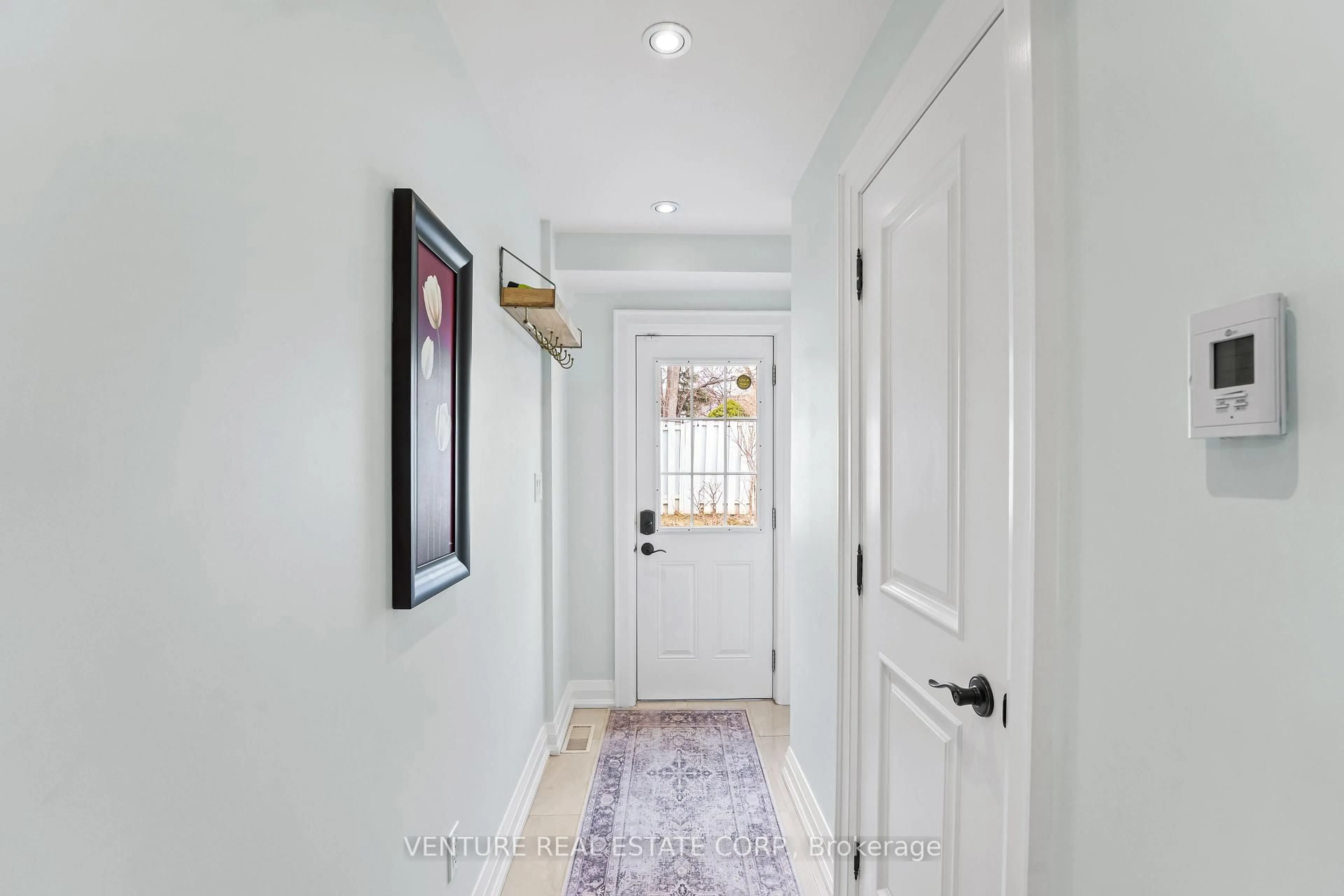 Indoor entryway for 40 Shenstone Rd, Toronto Ontario M2R 3B5