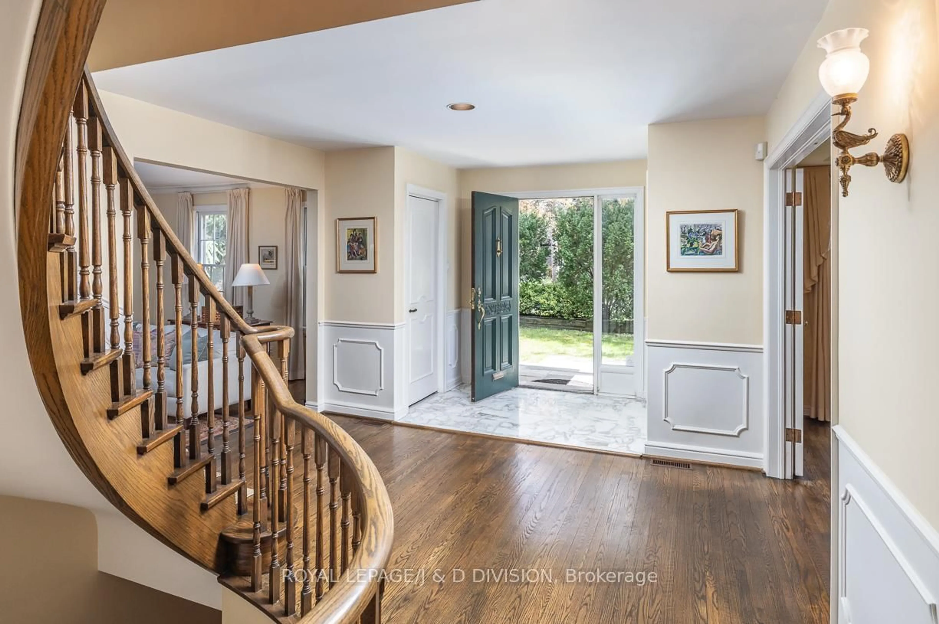 Indoor foyer for 16 Bobwhite Cres, Toronto Ontario M2L 2E1