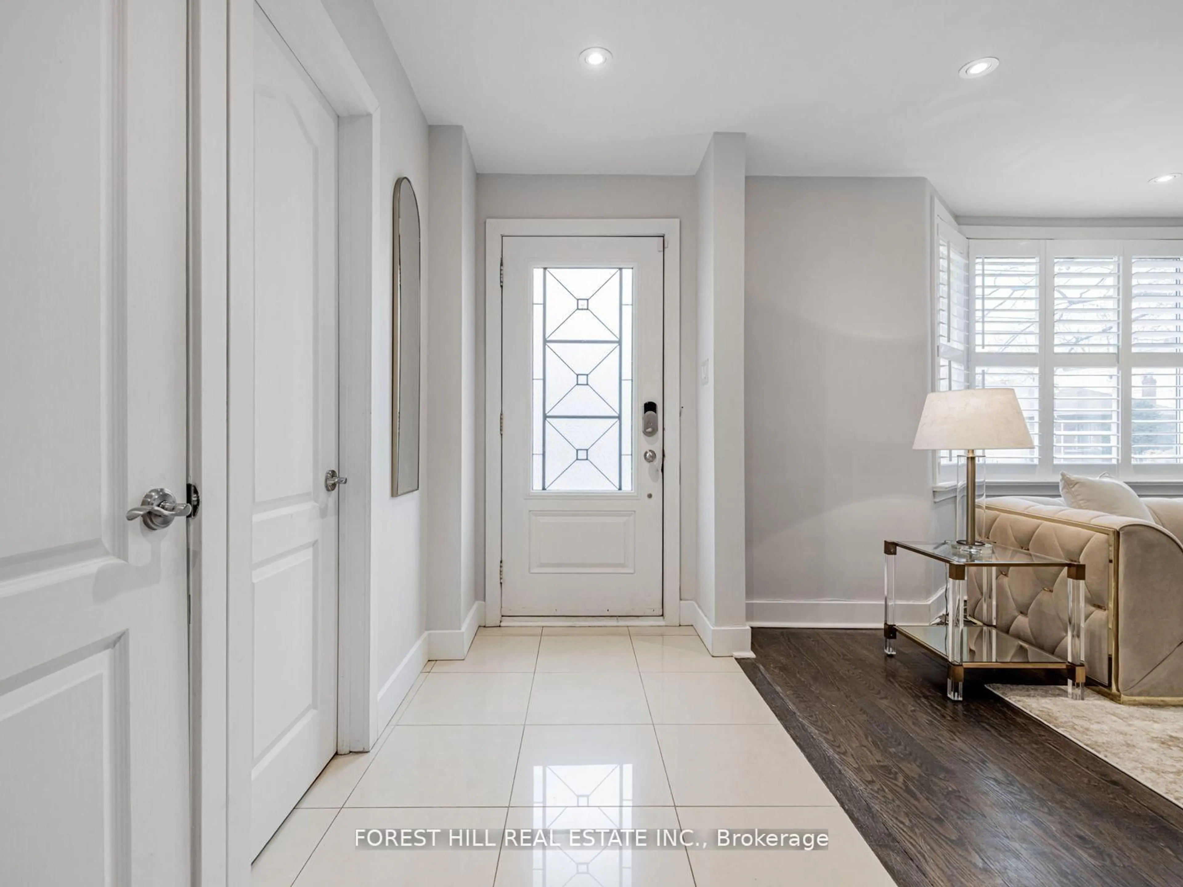 Indoor entryway for 381 Hollywood Ave, Toronto Ontario M2N 3L3