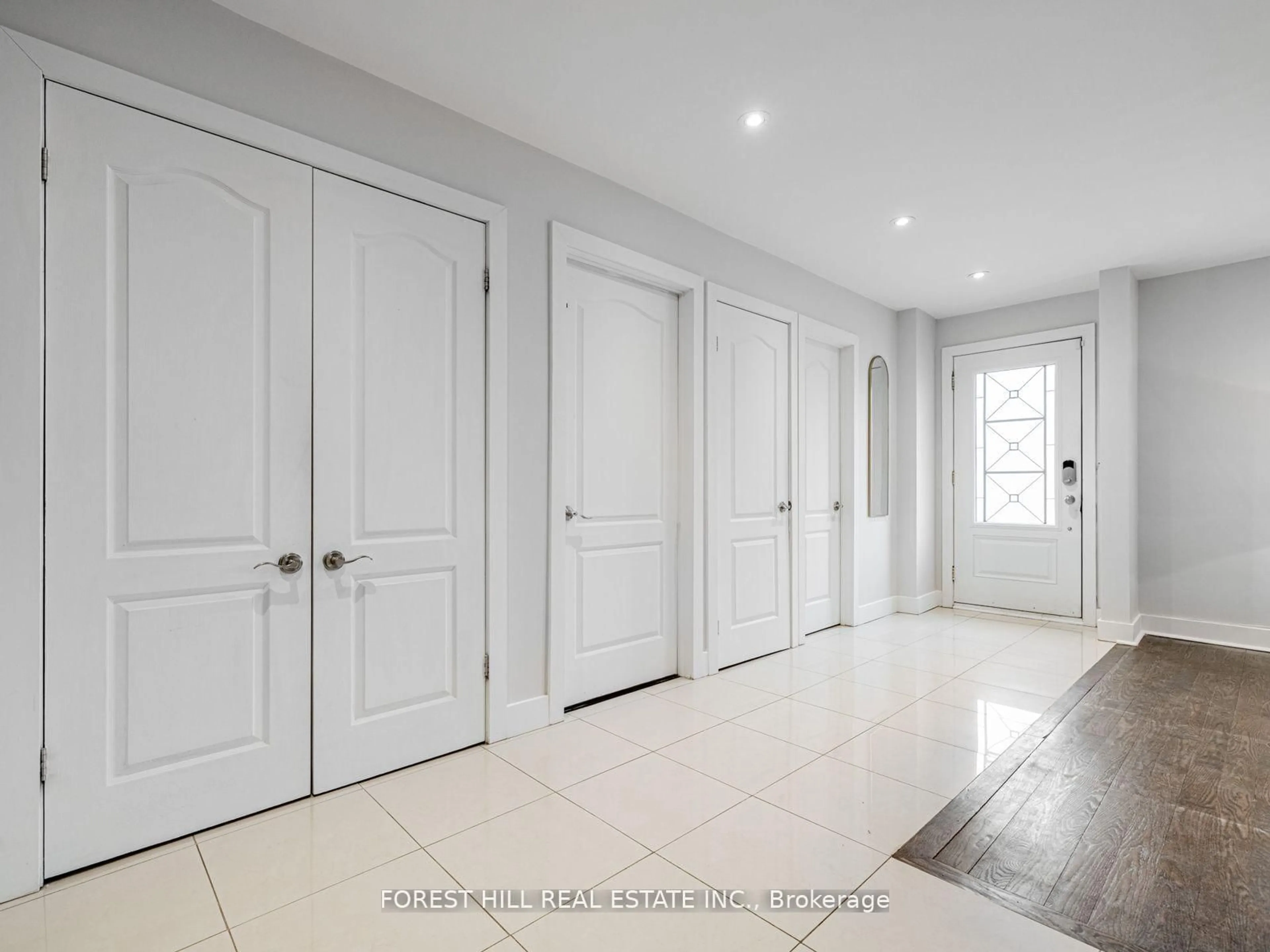 Indoor entryway for 381 Hollywood Ave, Toronto Ontario M2N 3L3