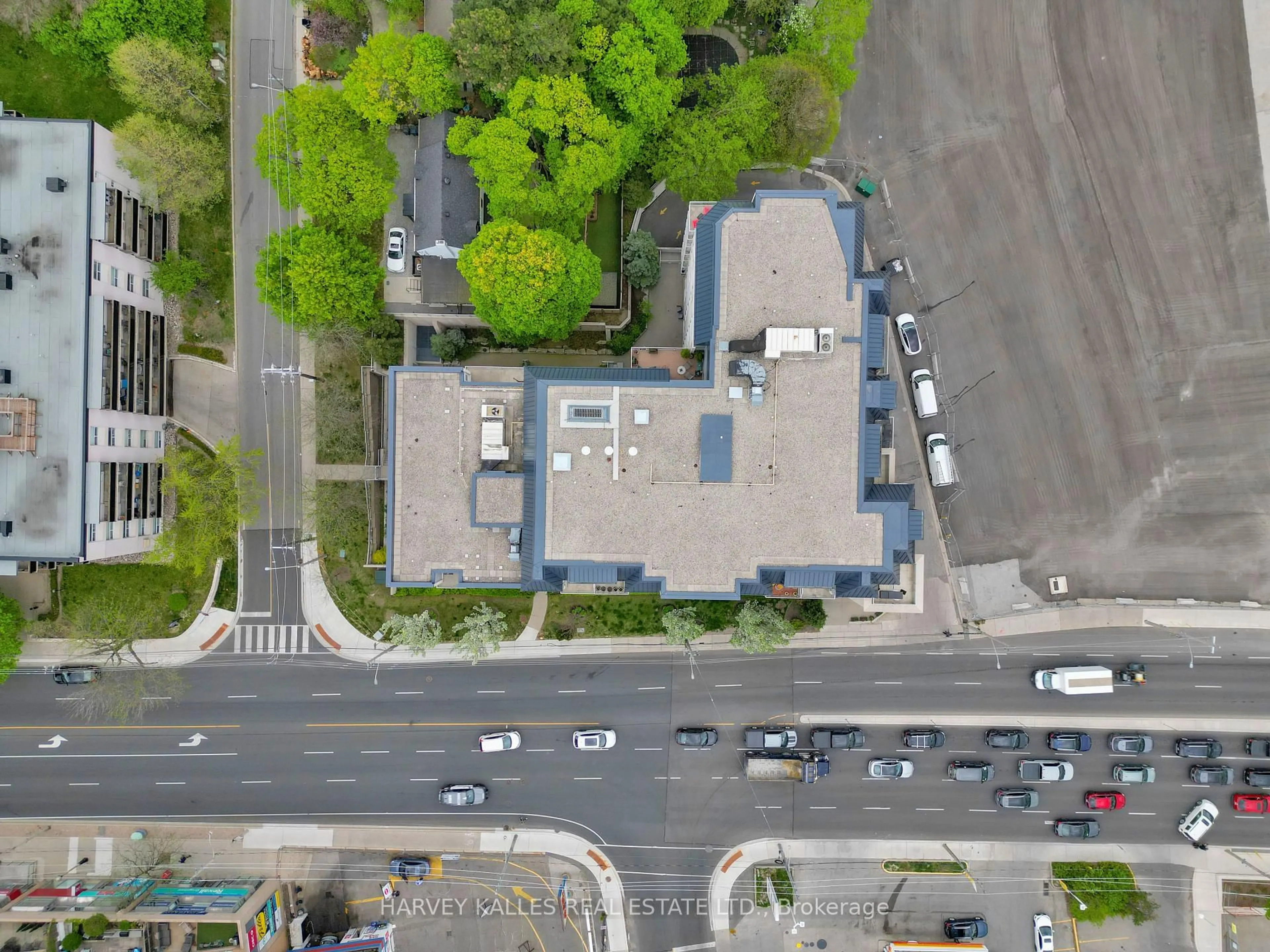 A pic from outside/outdoor area/front of a property/back of a property/a pic from drone, street for 1801 Bayview Ave #605, Toronto Ontario M4G 4K2