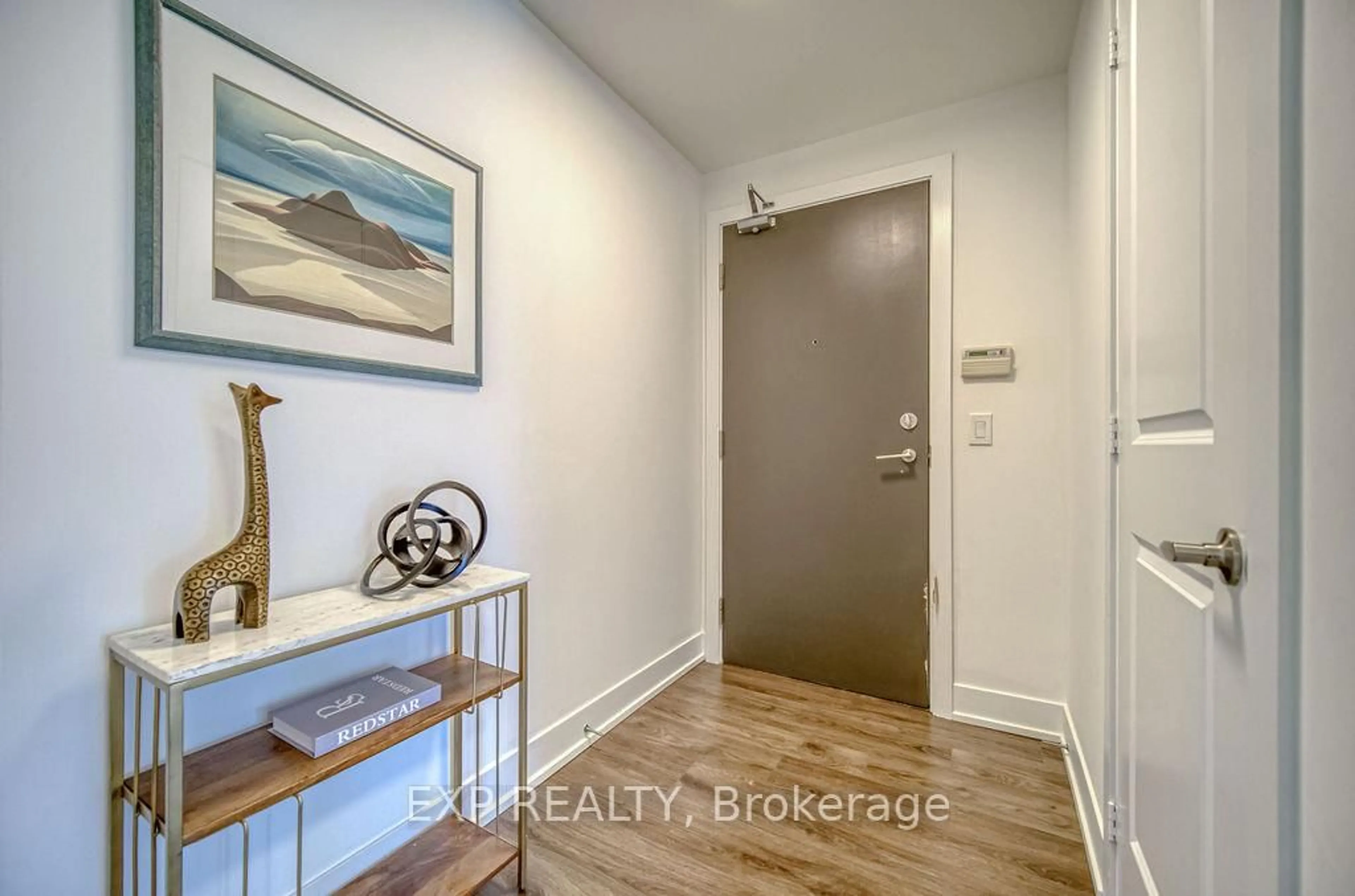 Indoor entryway for 68 Merton St #805, Toronto Ontario M4S 1A1