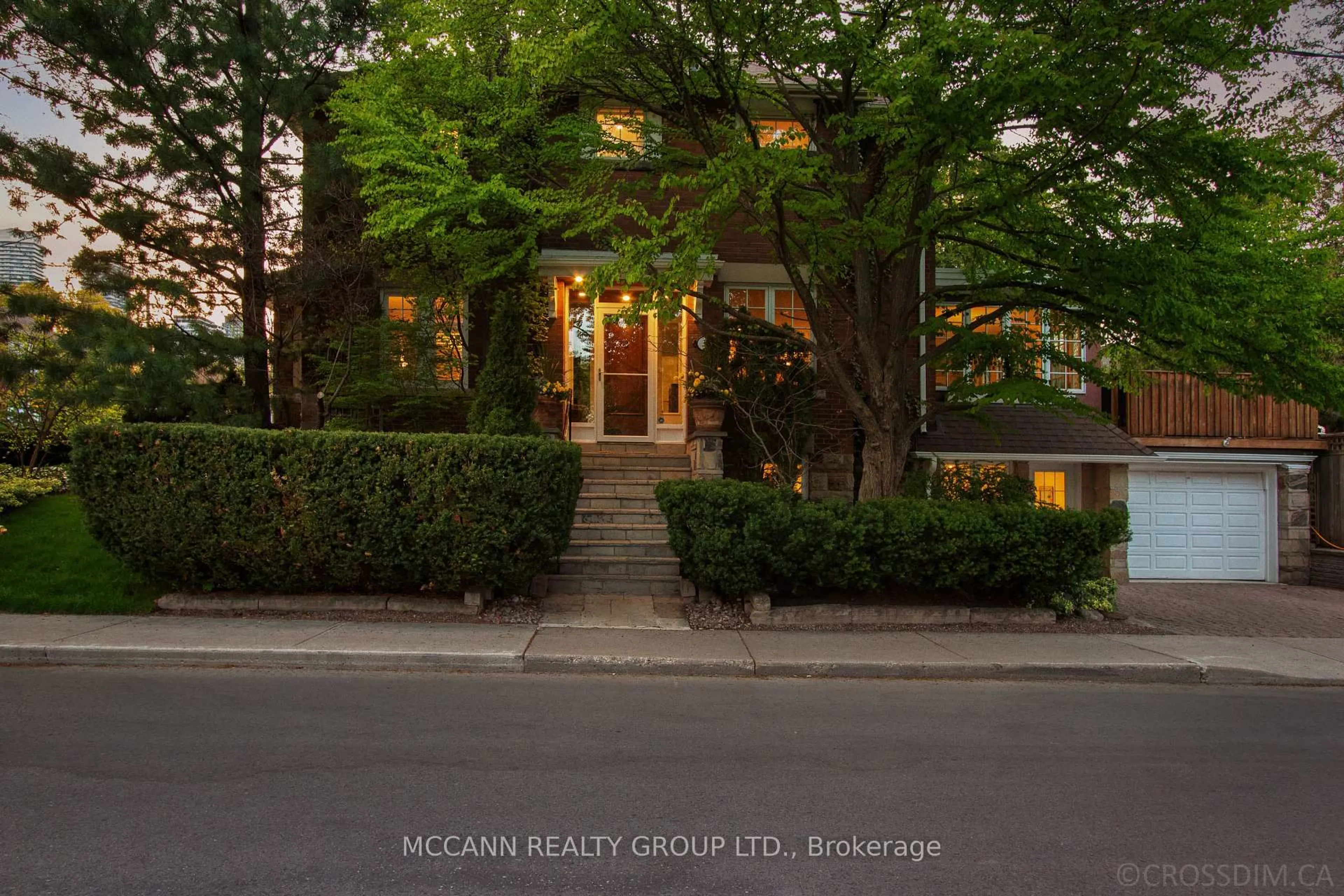 Indoor entryway for 39 Acacia Rd, Toronto Ontario M4S 2K6