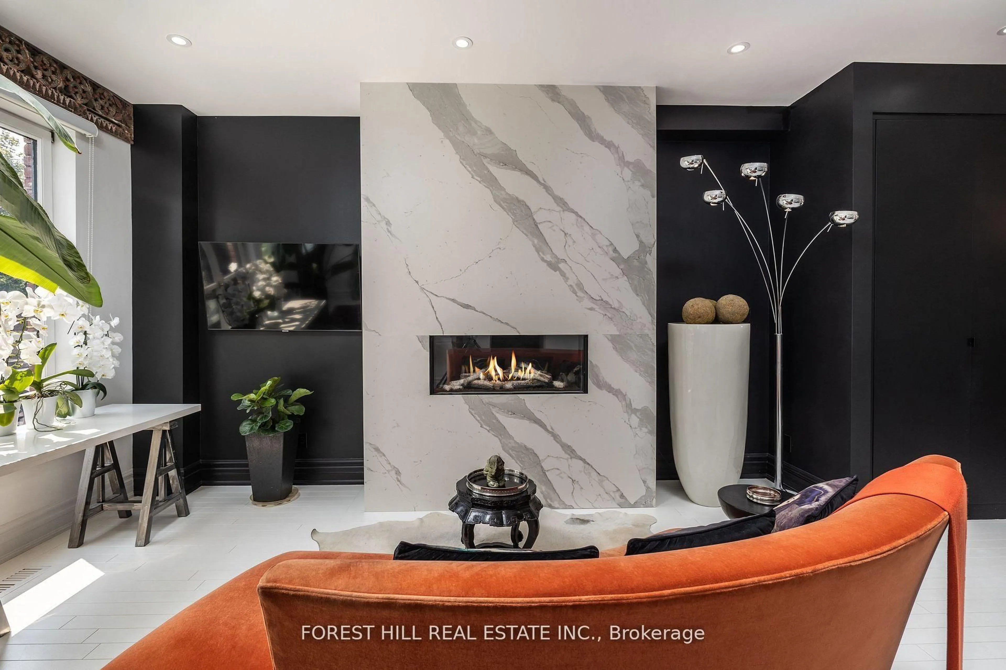 Lobby for 42 Berryman St, Toronto Ontario M5R 1M6