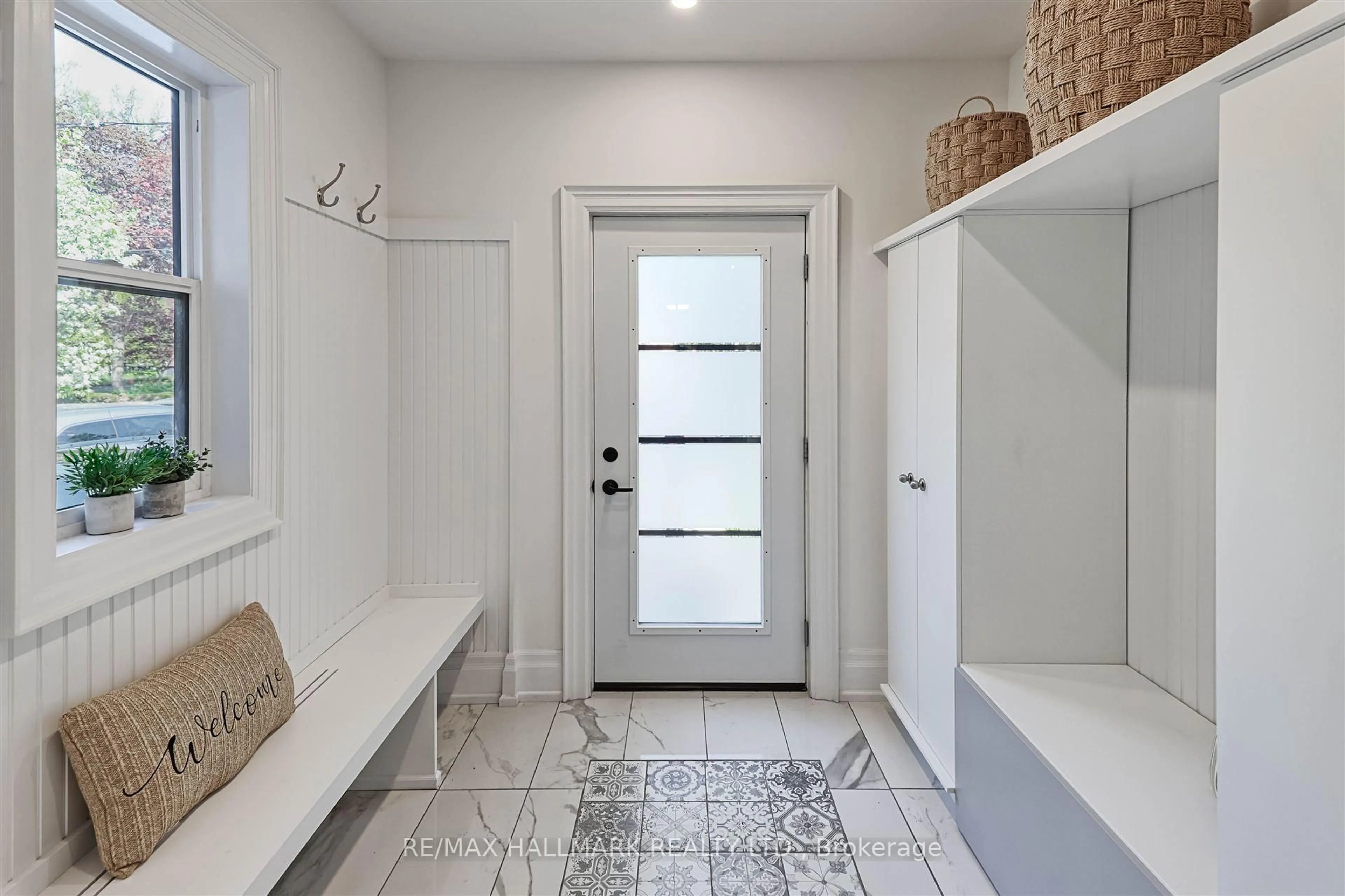 Indoor entryway for 127 Cottingham St, Toronto Ontario M4V 1B9