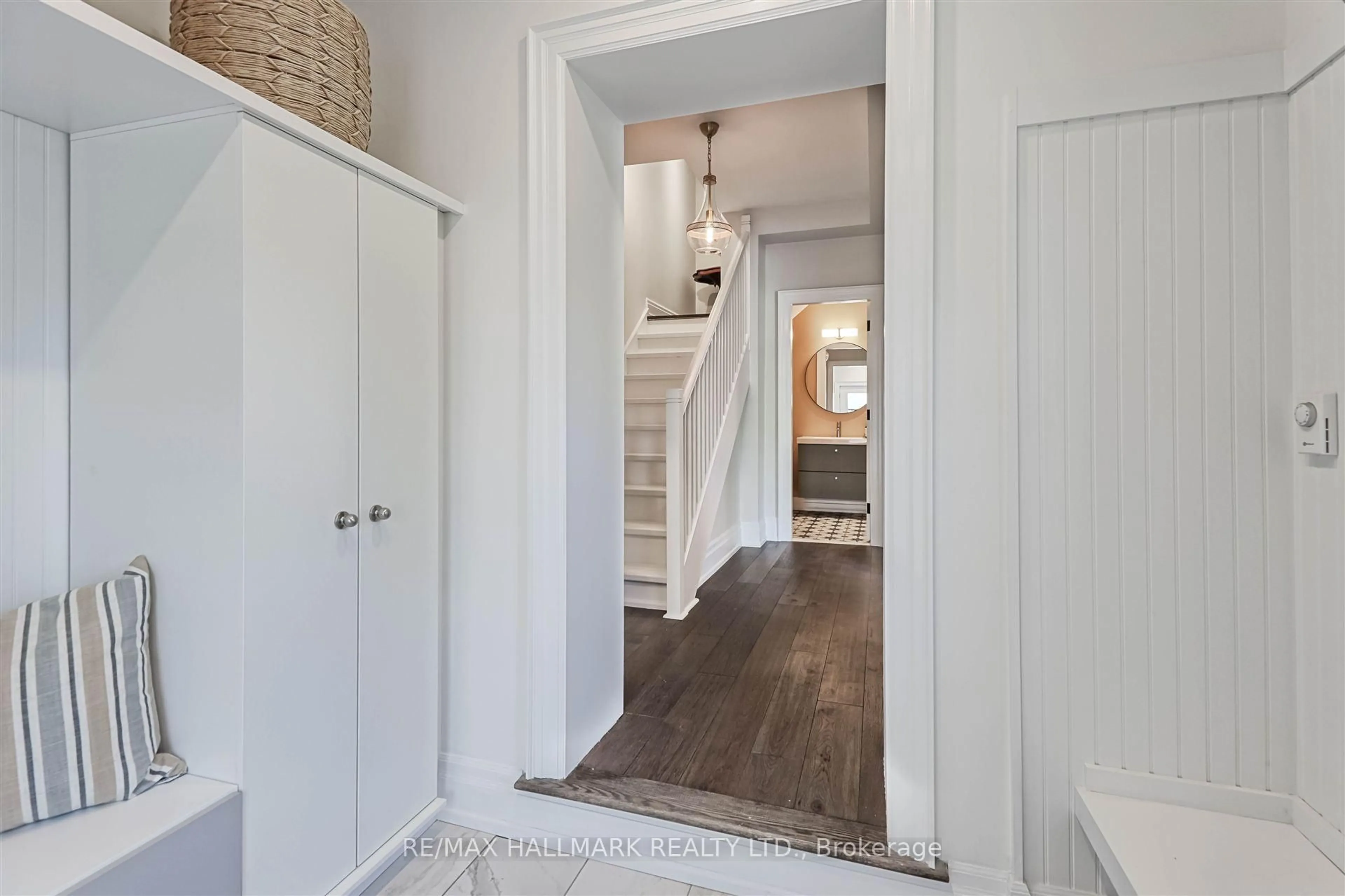 Indoor entryway for 127 Cottingham St, Toronto Ontario M4V 1B9