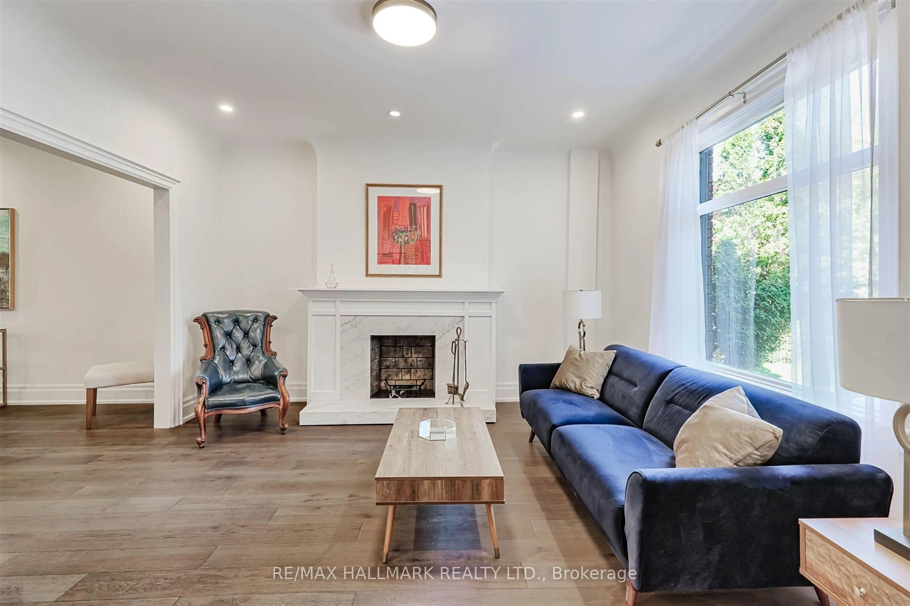Living room with furniture, unknown for 127 Cottingham St, Toronto Ontario M4V 1B9