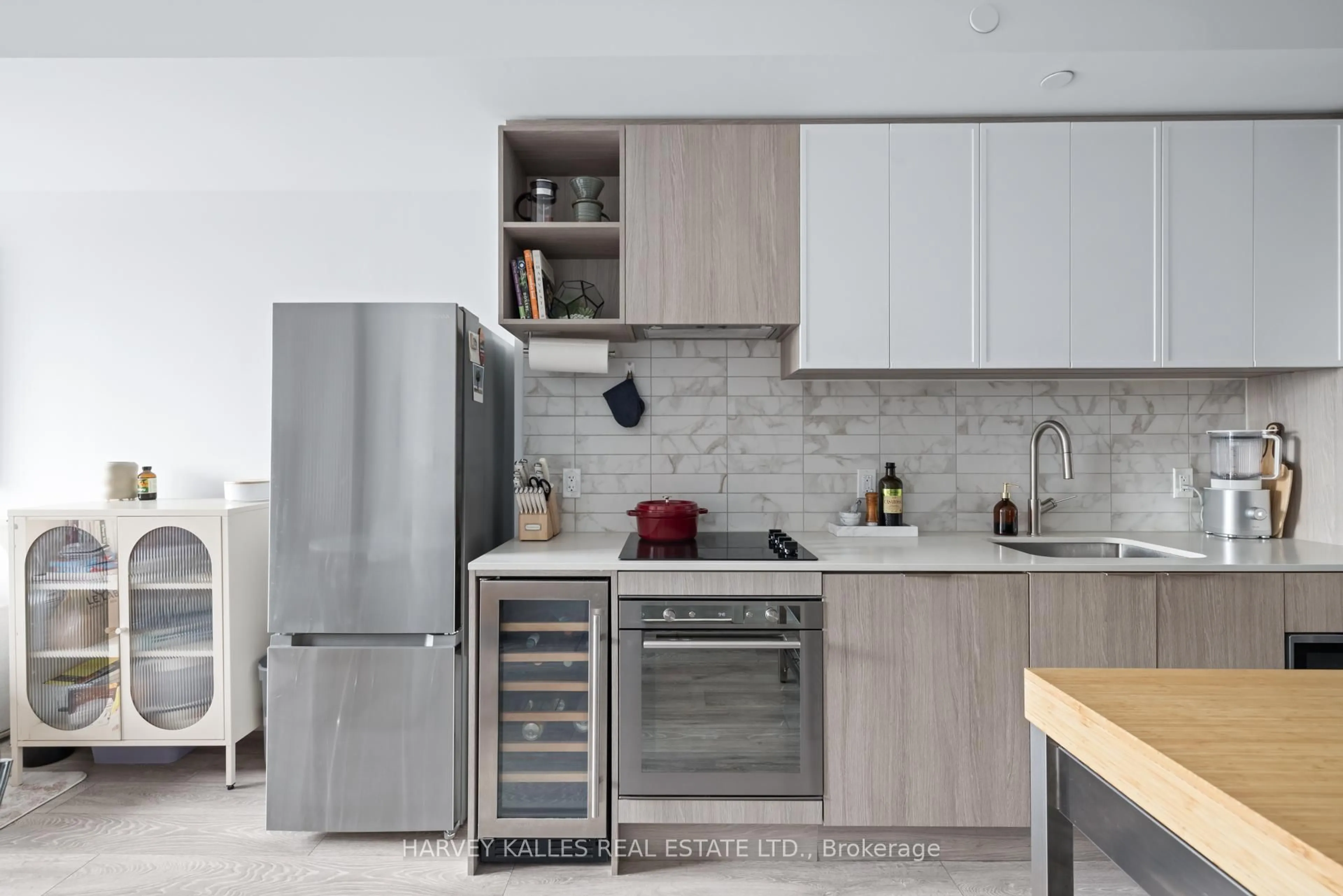 Contemporary kitchen, ceramic/tile floor for 2020 Bathurst St #1602, Toronto Ontario M5P 0A6