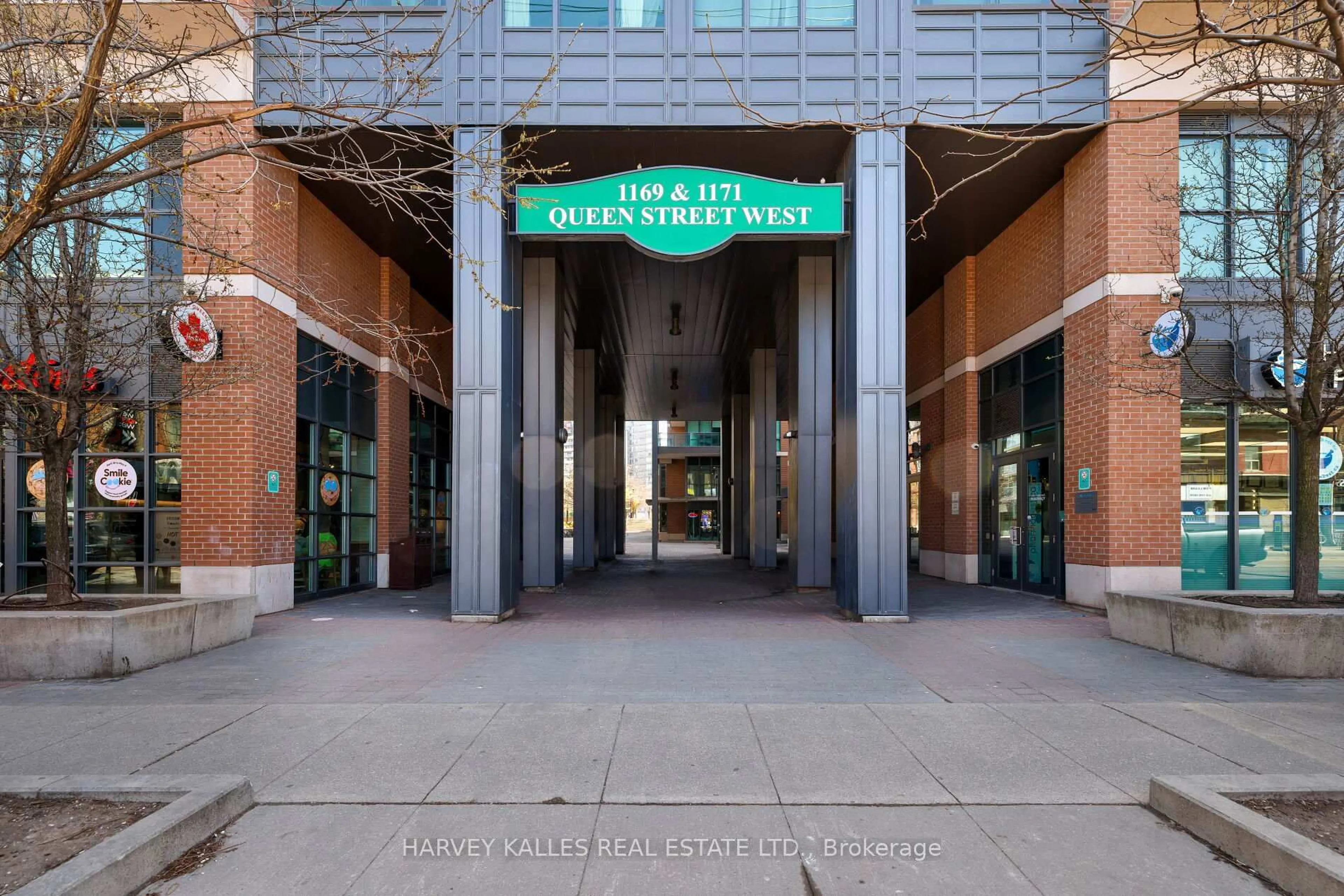 Indoor foyer for 1171 Queen St #312, Toronto Ontario M6J 0A5