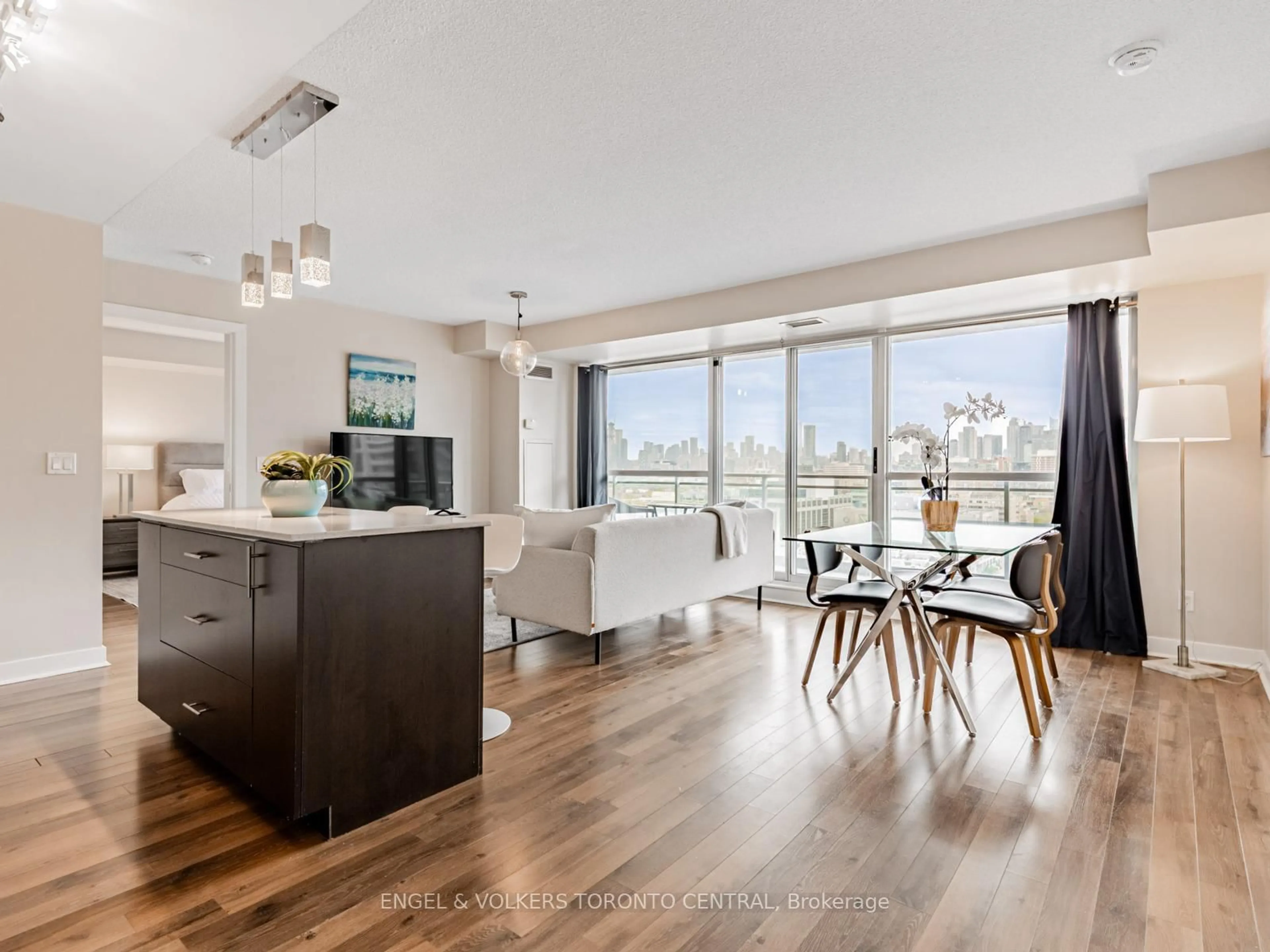 Open concept kitchen, wood/laminate floor for 80 Western Battery Rd #1507, Toronto Ontario M6K 3S1