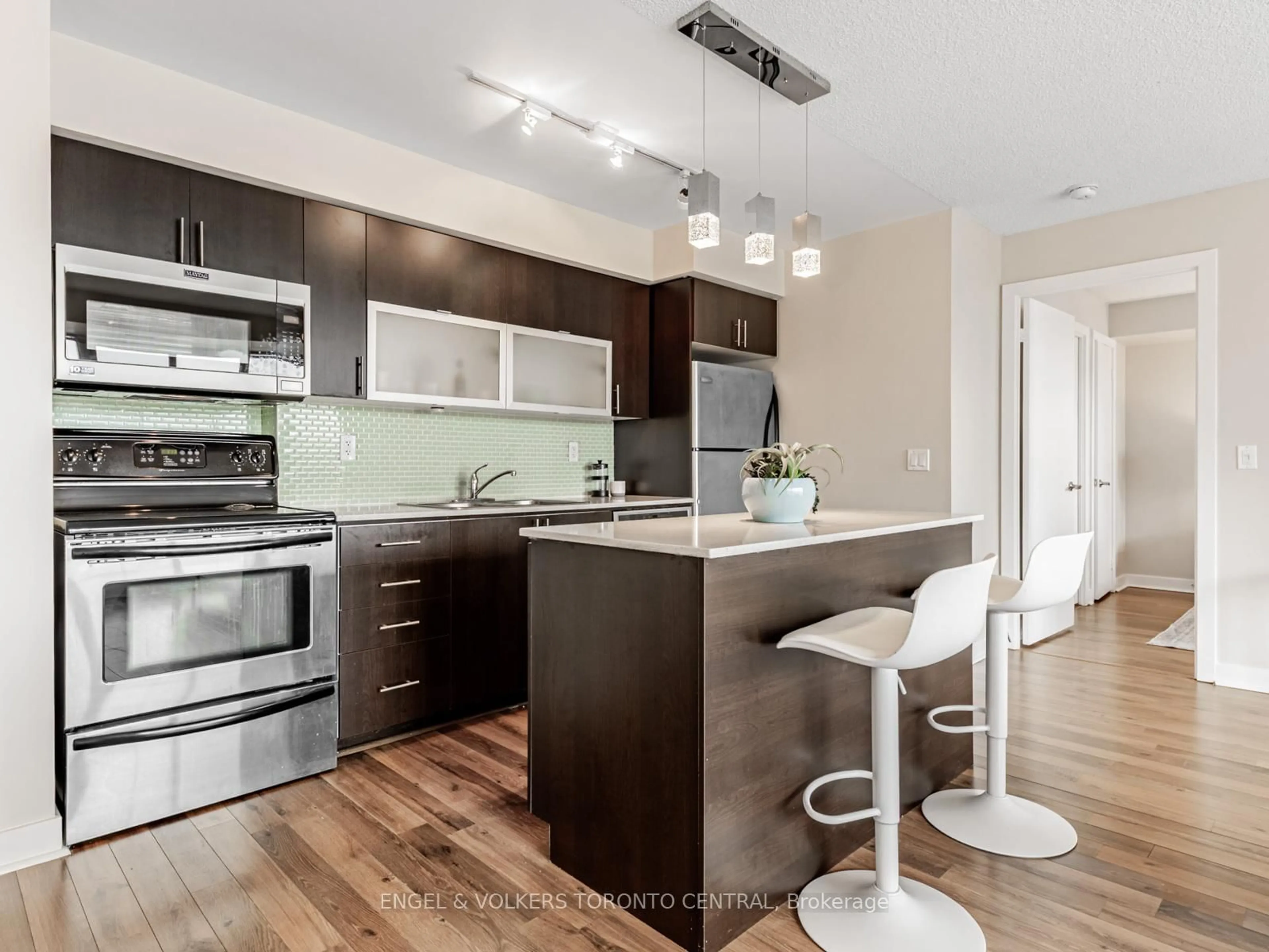 Open concept kitchen, wood/laminate floor for 80 Western Battery Rd #1507, Toronto Ontario M6K 3S1