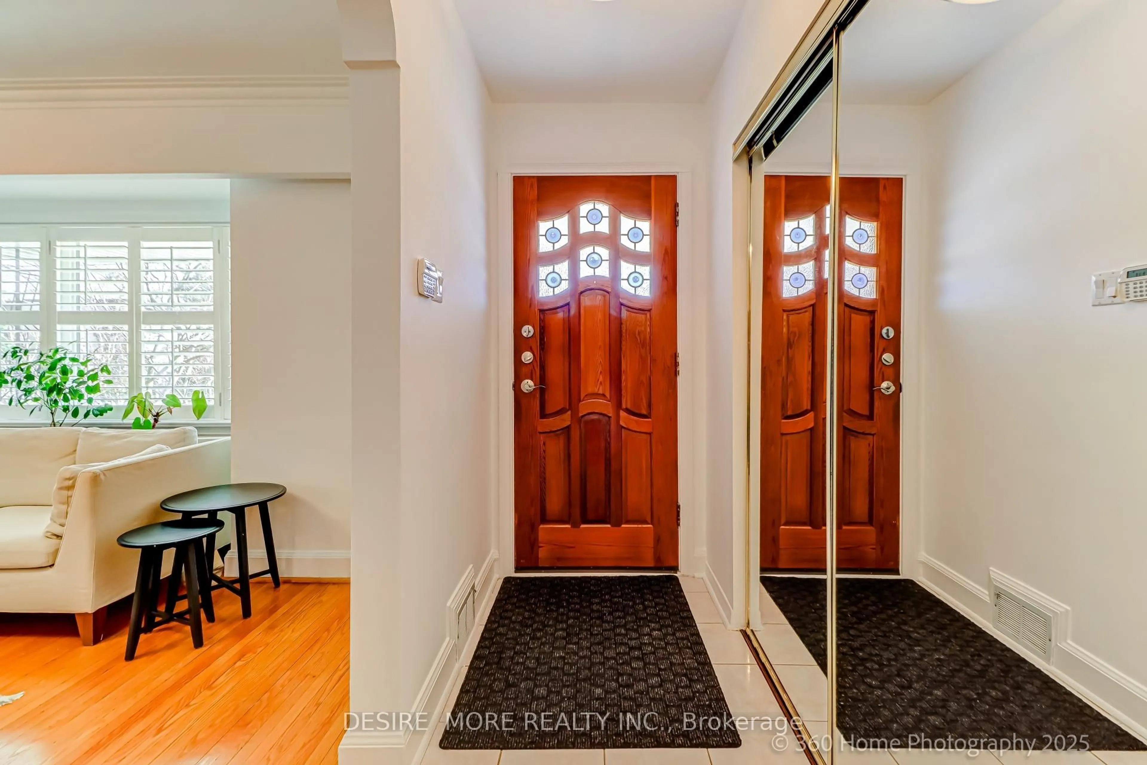 Indoor entryway for 70 Ridgevale Dr, Toronto Ontario M6A 1L1